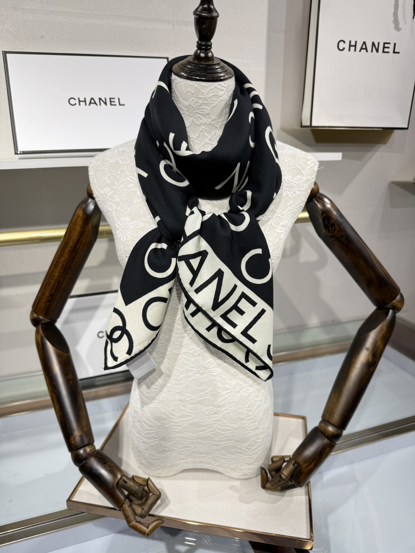 💟Chanel ~25秋冬新品～【双C字母组合】
【140双面丝绒披肩】

手工卷边丝毛方巾（30%桑蚕