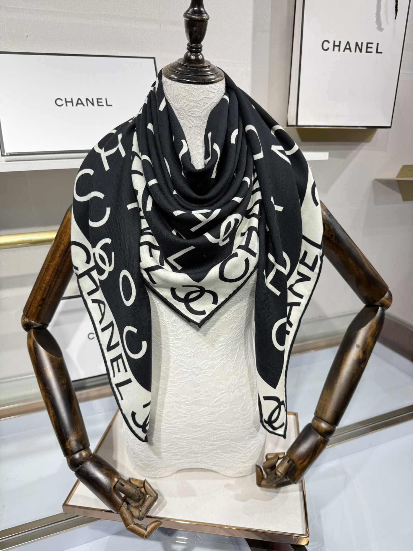 💟Chanel ~25秋冬新品～【双C字母组合】
【140双面丝绒披肩】

手工卷边丝毛方巾（30%桑蚕