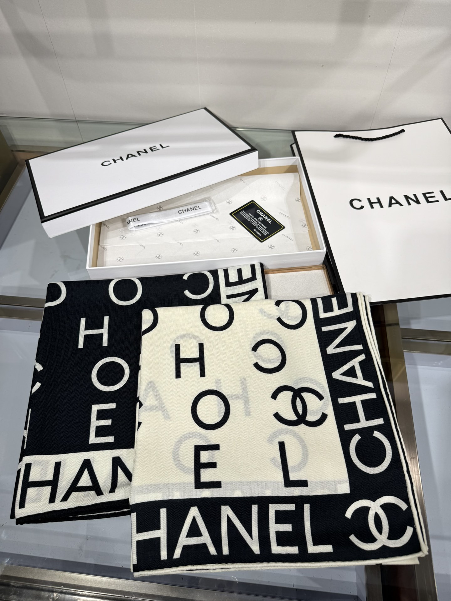 💟Chanel ~25秋冬新品～【双C字母组合】
【140双面丝绒披肩】

手工卷边丝毛方巾（30%桑蚕