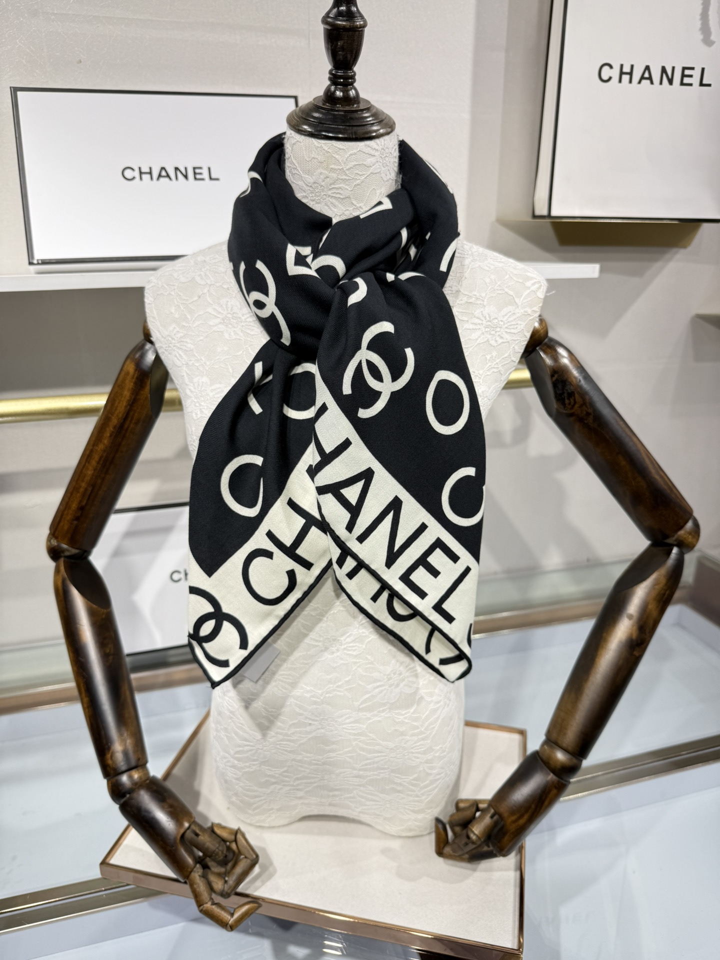 💟Chanel ~25秋冬新品～【双C字母组合】
【140双面丝绒披肩】

手工卷边丝毛方巾（30%桑蚕