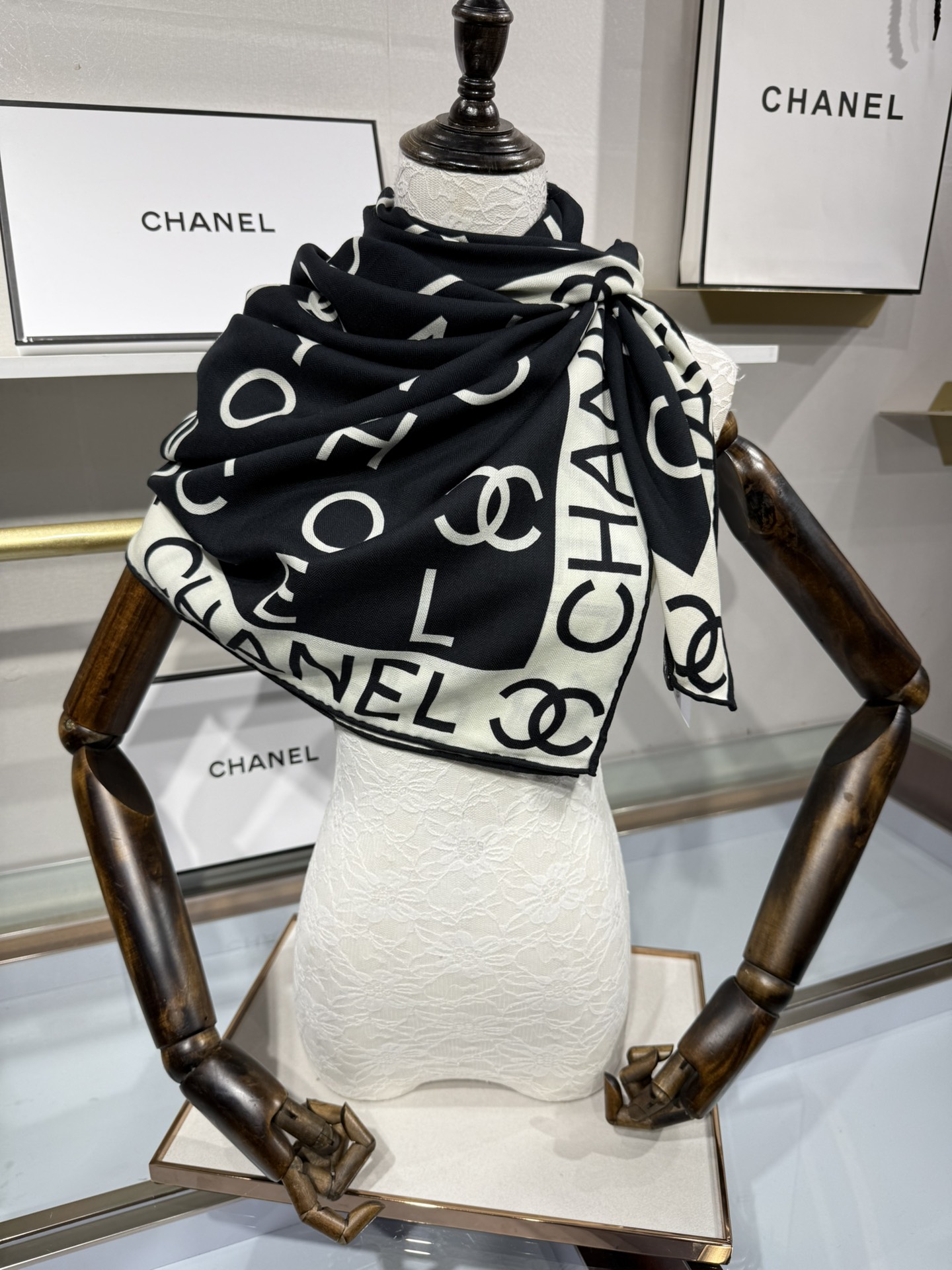 💟Chanel ~25秋冬新品～【双C字母组合】
【140双面丝绒披肩】

手工卷边丝毛方巾（30%桑蚕