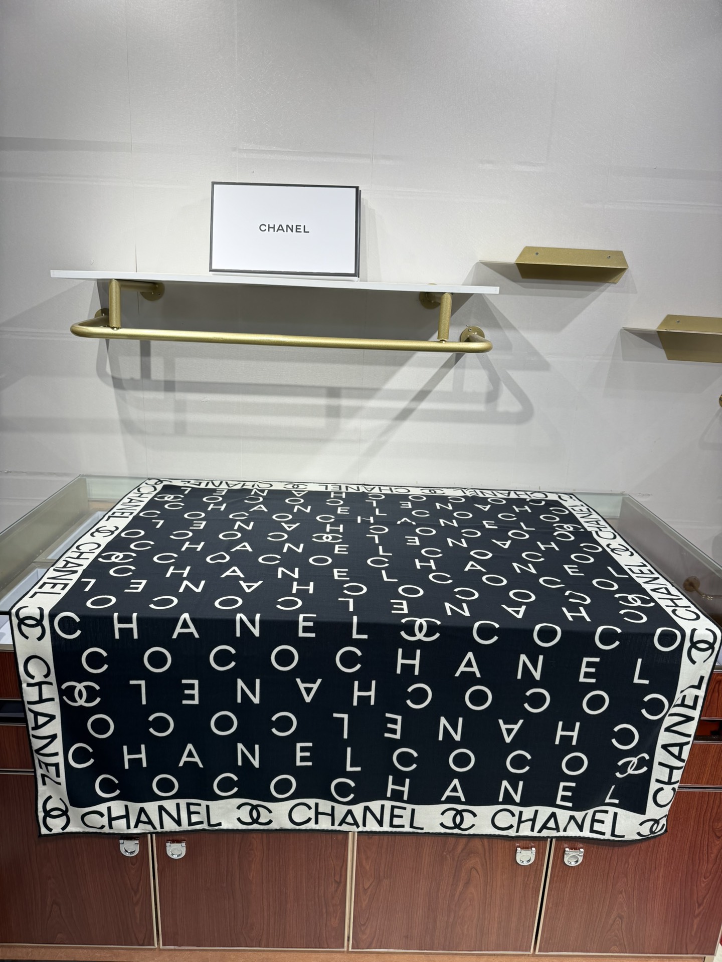 💟Chanel ~25秋冬新品～【双C字母组合】
【140双面丝绒披肩】

手工卷边丝毛方巾（30%桑蚕