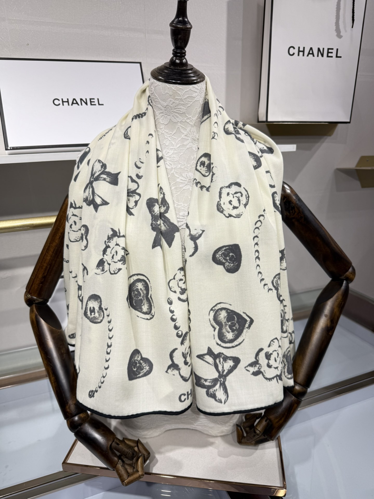 💟Chanel ~25秋冬新品～【爱心珍珠四叶草】
【140双面丝绒披肩】

手工卷边丝绒方巾（30%桑