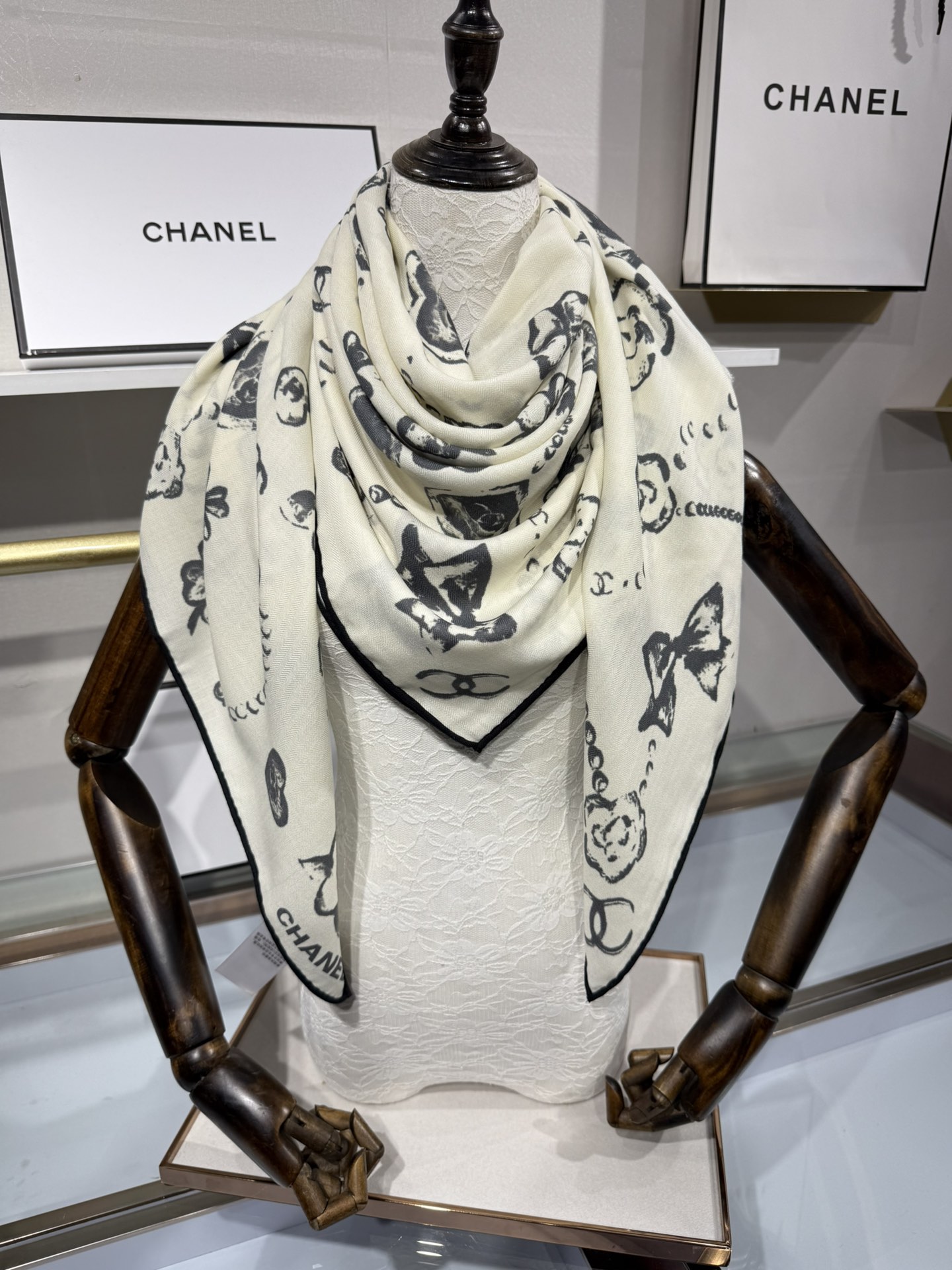 💟Chanel ~25秋冬新品～【爱心珍珠四叶草】
【140双面丝绒披肩】

手工卷边丝绒方巾（30%桑