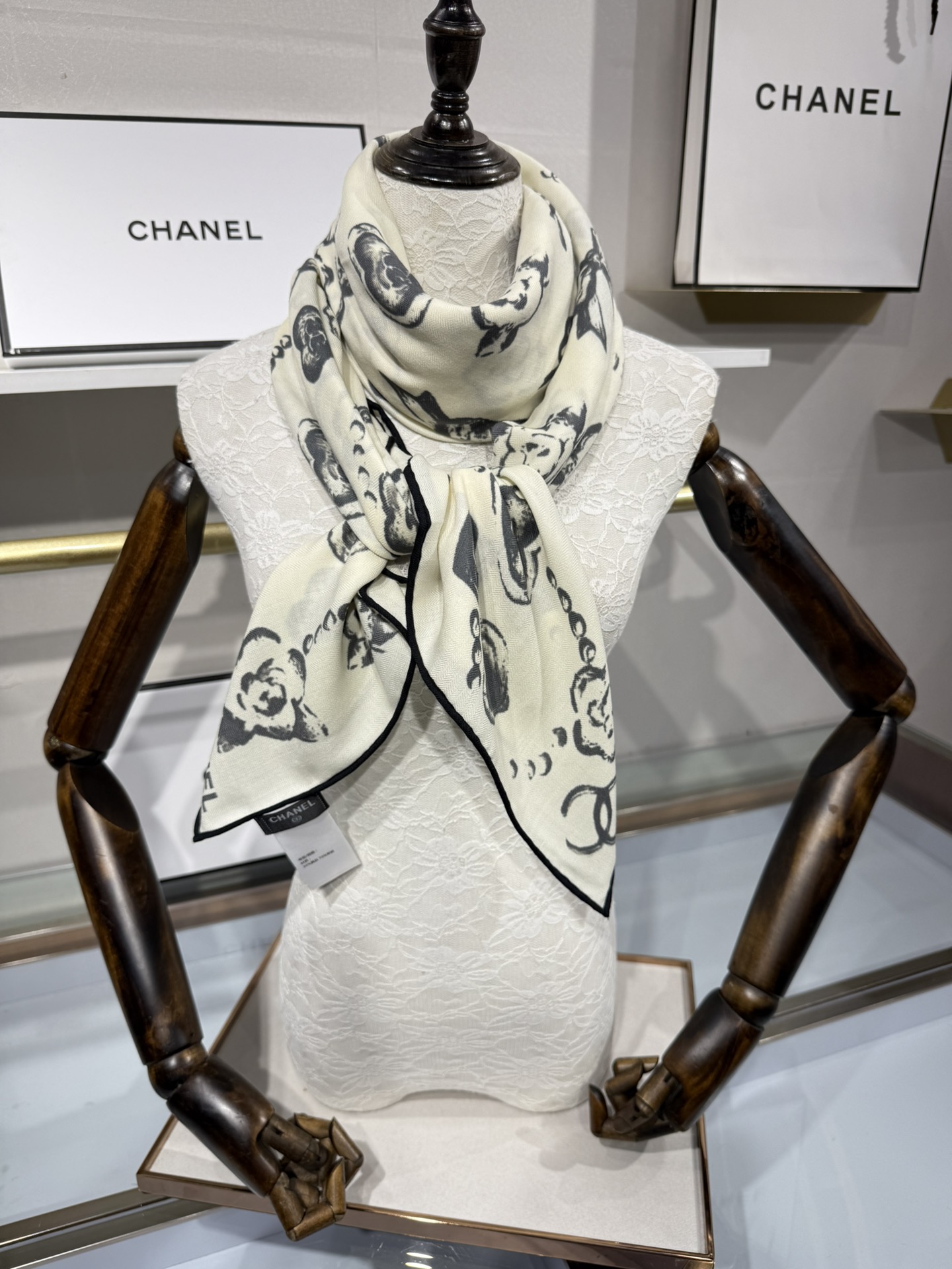 💟Chanel ~25秋冬新品～【爱心珍珠四叶草】
【140双面丝绒披肩】

手工卷边丝绒方巾（30%桑