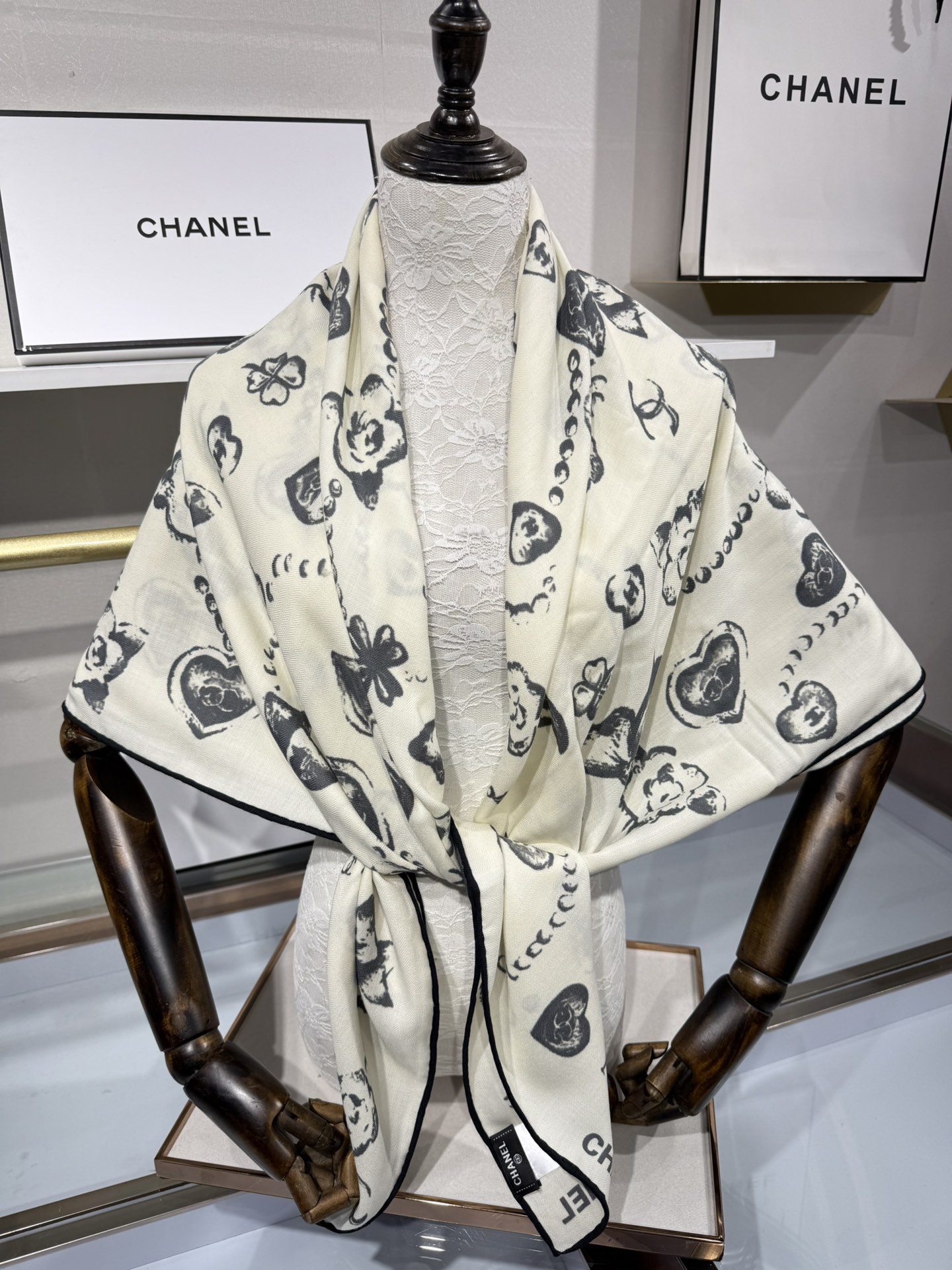 💟Chanel ~25秋冬新品～【爱心珍珠四叶草】
【140双面丝绒披肩】

手工卷边丝绒方巾（30%桑