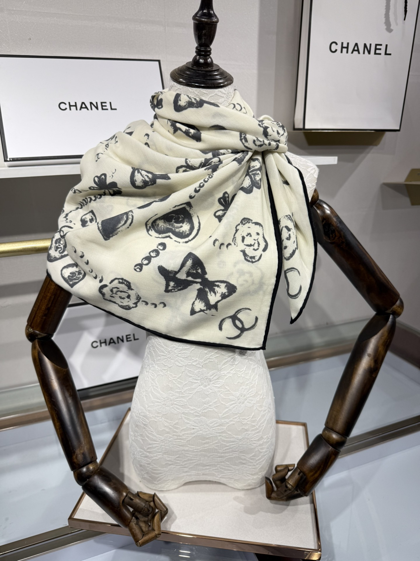 💟Chanel ~25秋冬新品～【爱心珍珠四叶草】
【140双面丝绒披肩】

手工卷边丝绒方巾（30%桑