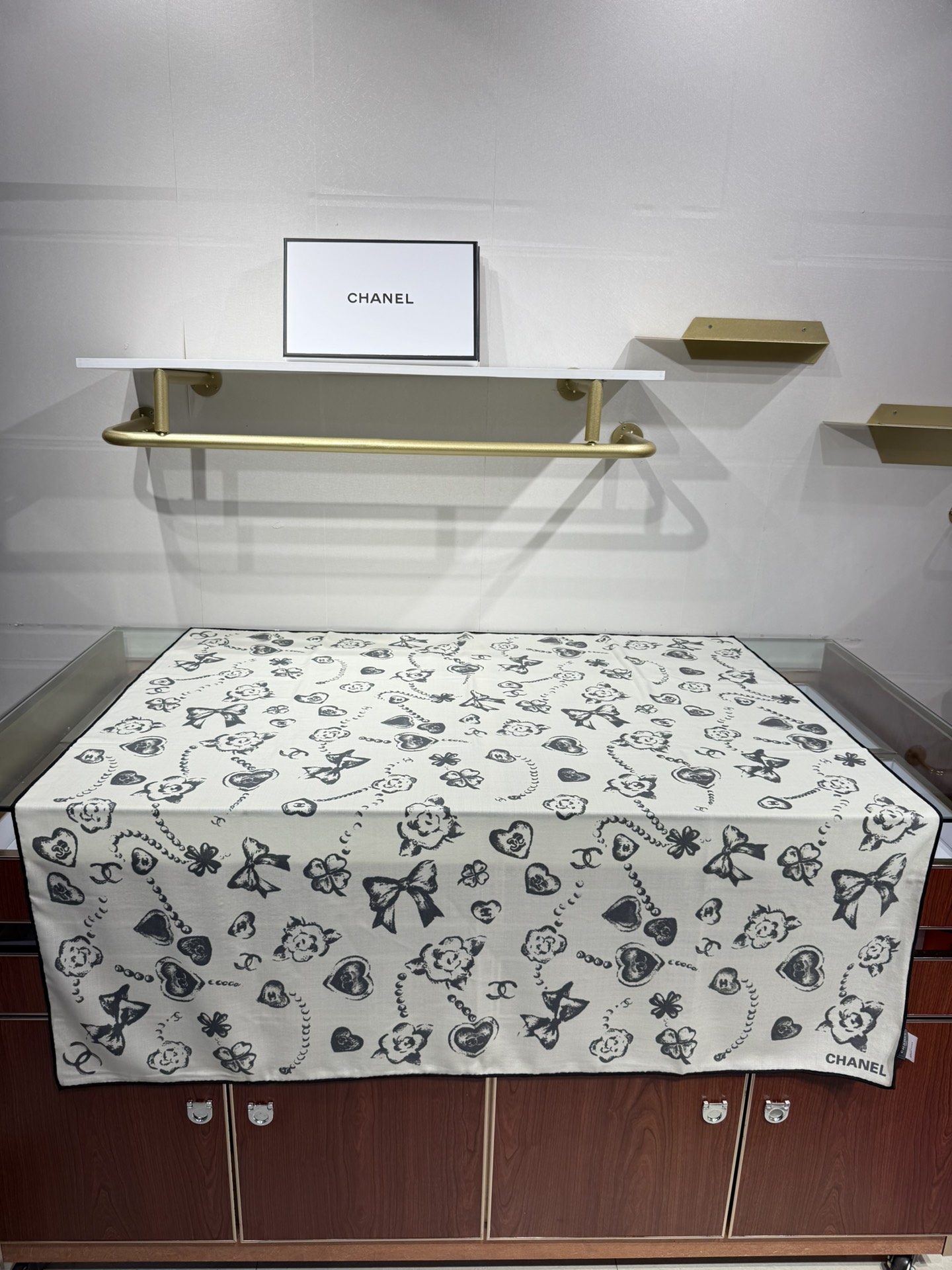 💟Chanel ~25秋冬新品～【爱心珍珠四叶草】
【140双面丝绒披肩】

手工卷边丝绒方巾（30%桑