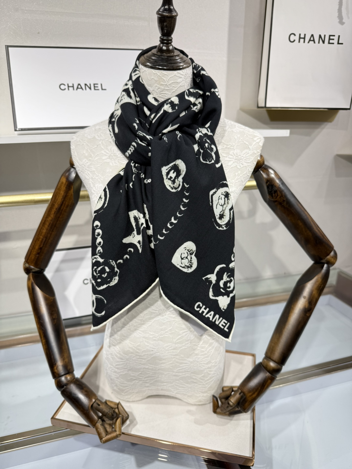 💟Chanel ~25秋冬新品～【爱心珍珠四叶草】
【140双面丝绒披肩】

手工卷边丝绒方巾（30%桑