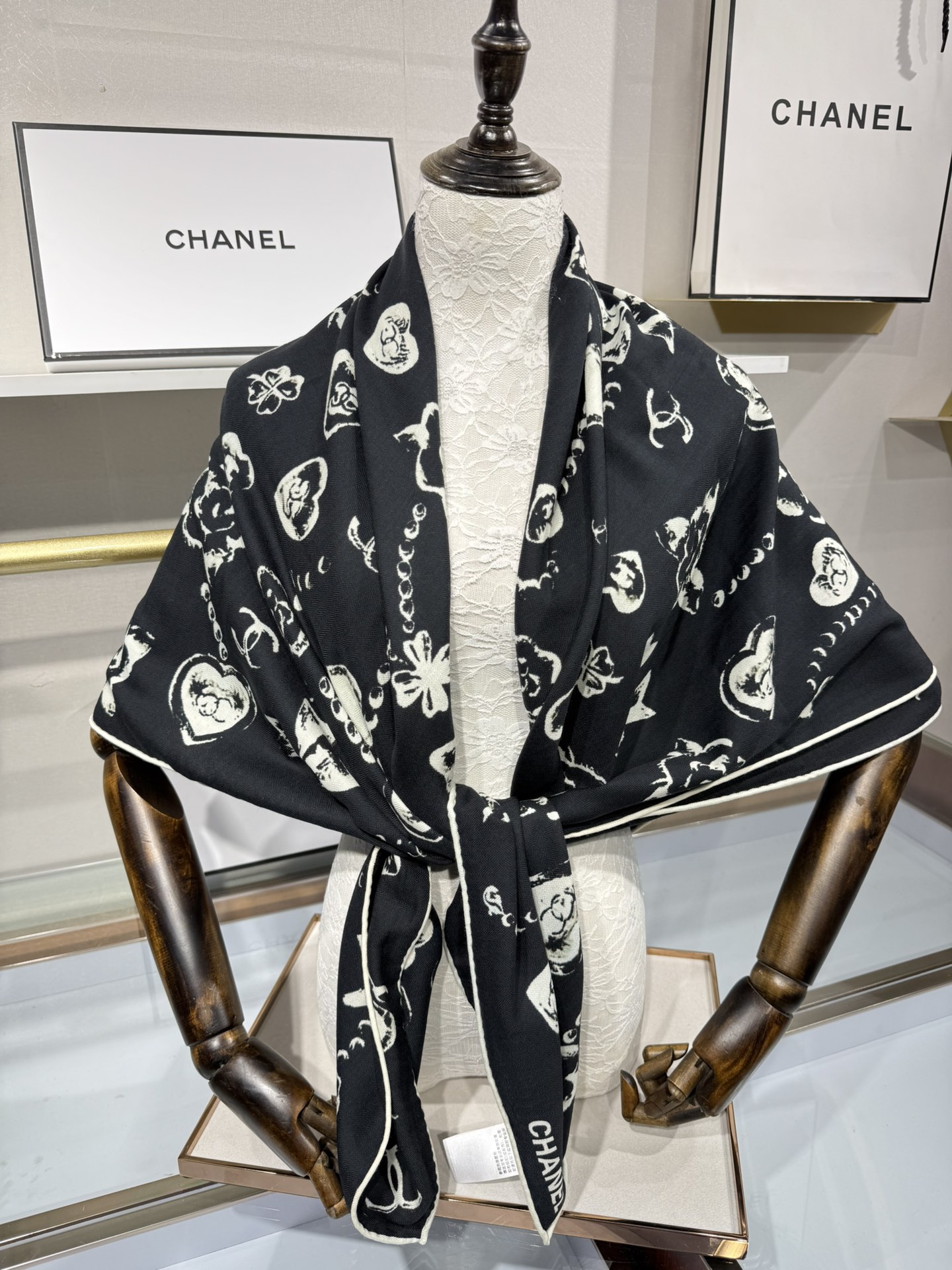 💟Chanel ~25秋冬新品～【爱心珍珠四叶草】
【140双面丝绒披肩】

手工卷边丝绒方巾（30%桑
