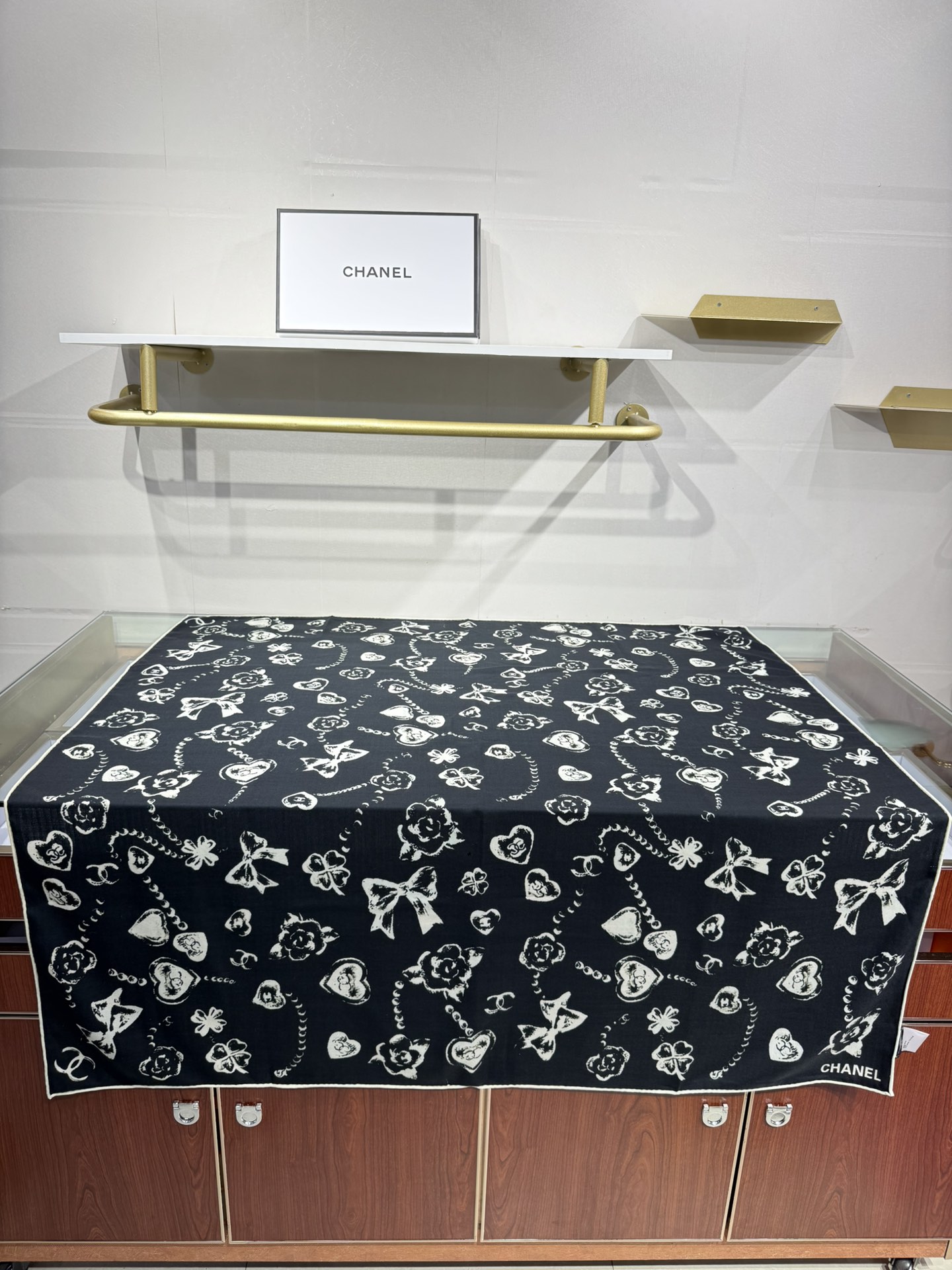 💟Chanel ~25秋冬新品～【爱心珍珠四叶草】
【140双面丝绒披肩】

手工卷边丝绒方巾（30%桑