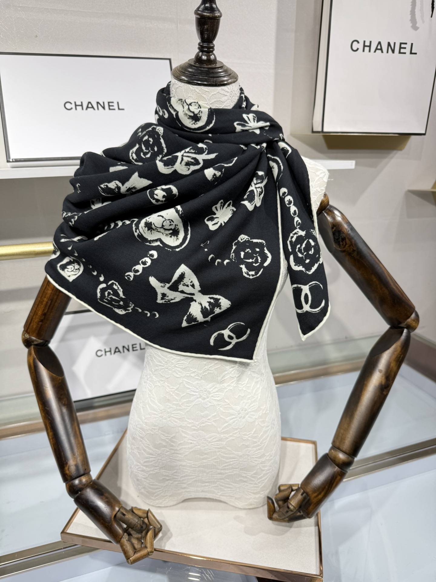 💟Chanel ~25秋冬新品～【爱心珍珠四叶草】
【140双面丝绒披肩】

手工卷边丝绒方巾（30%桑