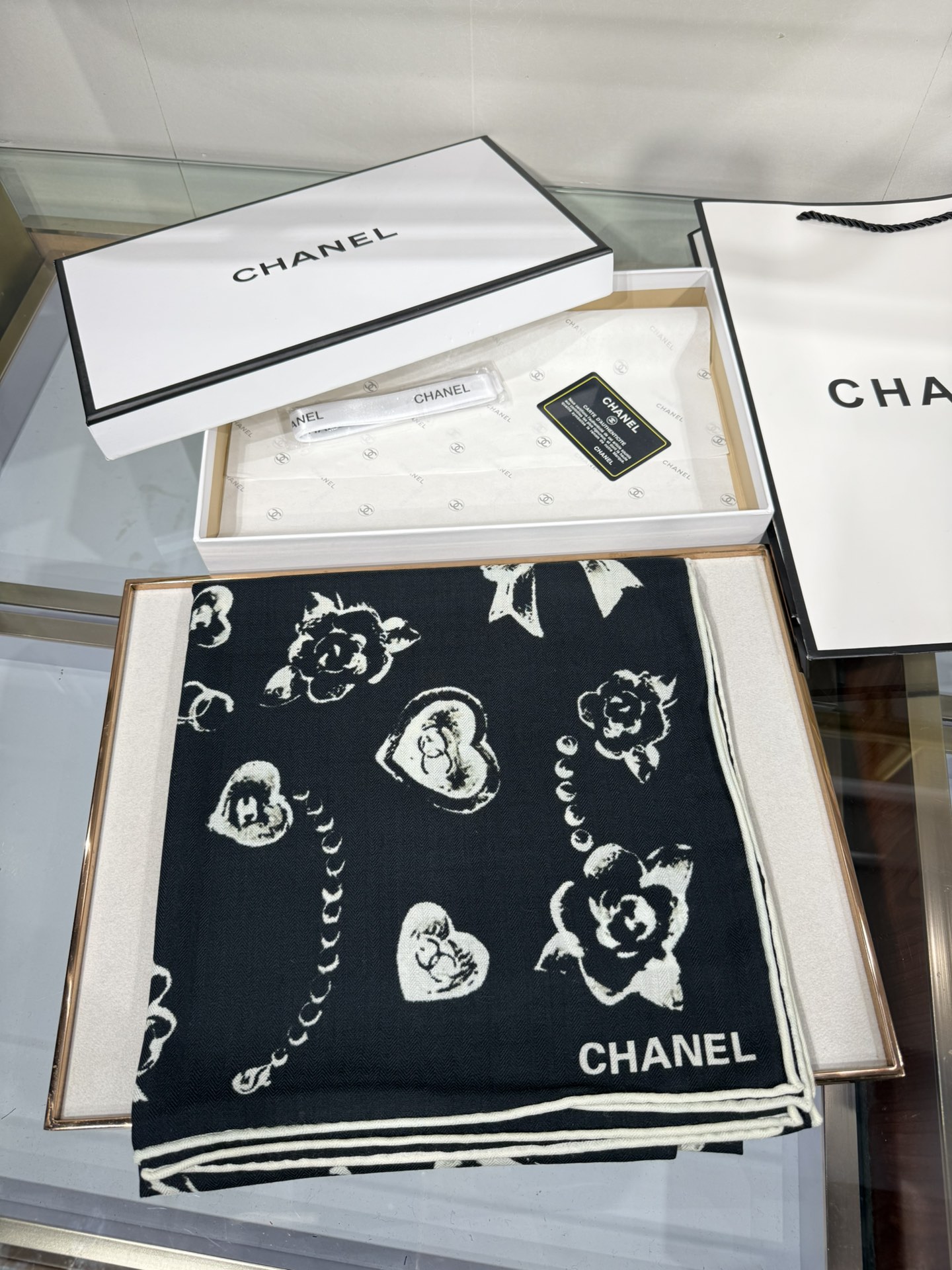 💟Chanel ~25秋冬新品～【爱心珍珠四叶草】
【140双面丝绒披肩】

手工卷边丝绒方巾（30%桑