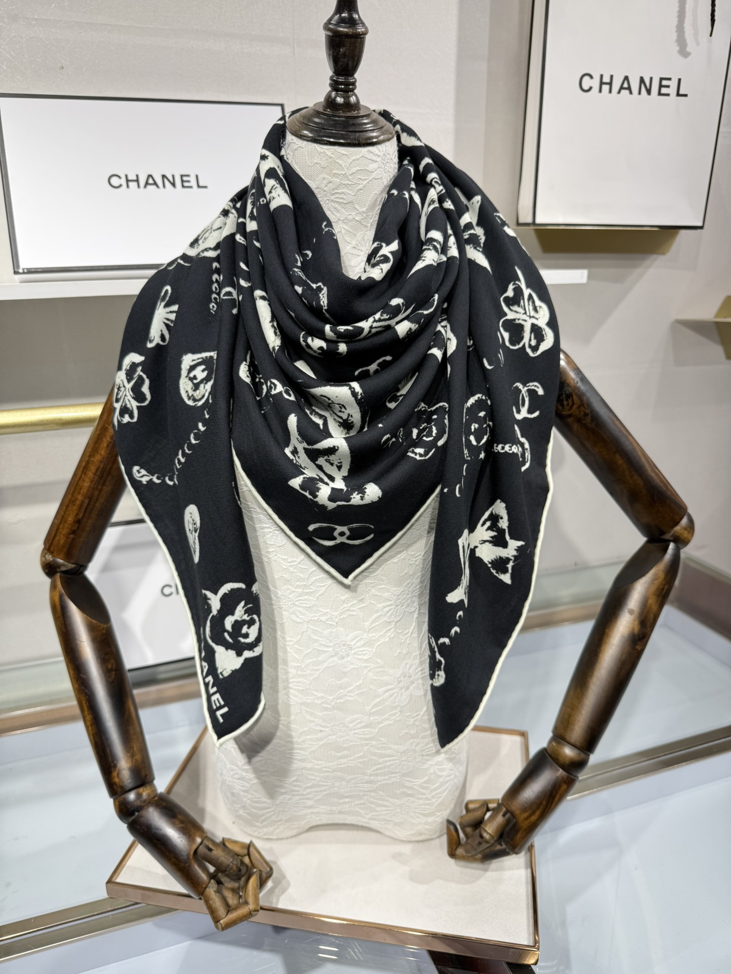 💟Chanel ~25秋冬新品～【爱心珍珠四叶草】
【140双面丝绒披肩】

手工卷边丝绒方巾（30%桑