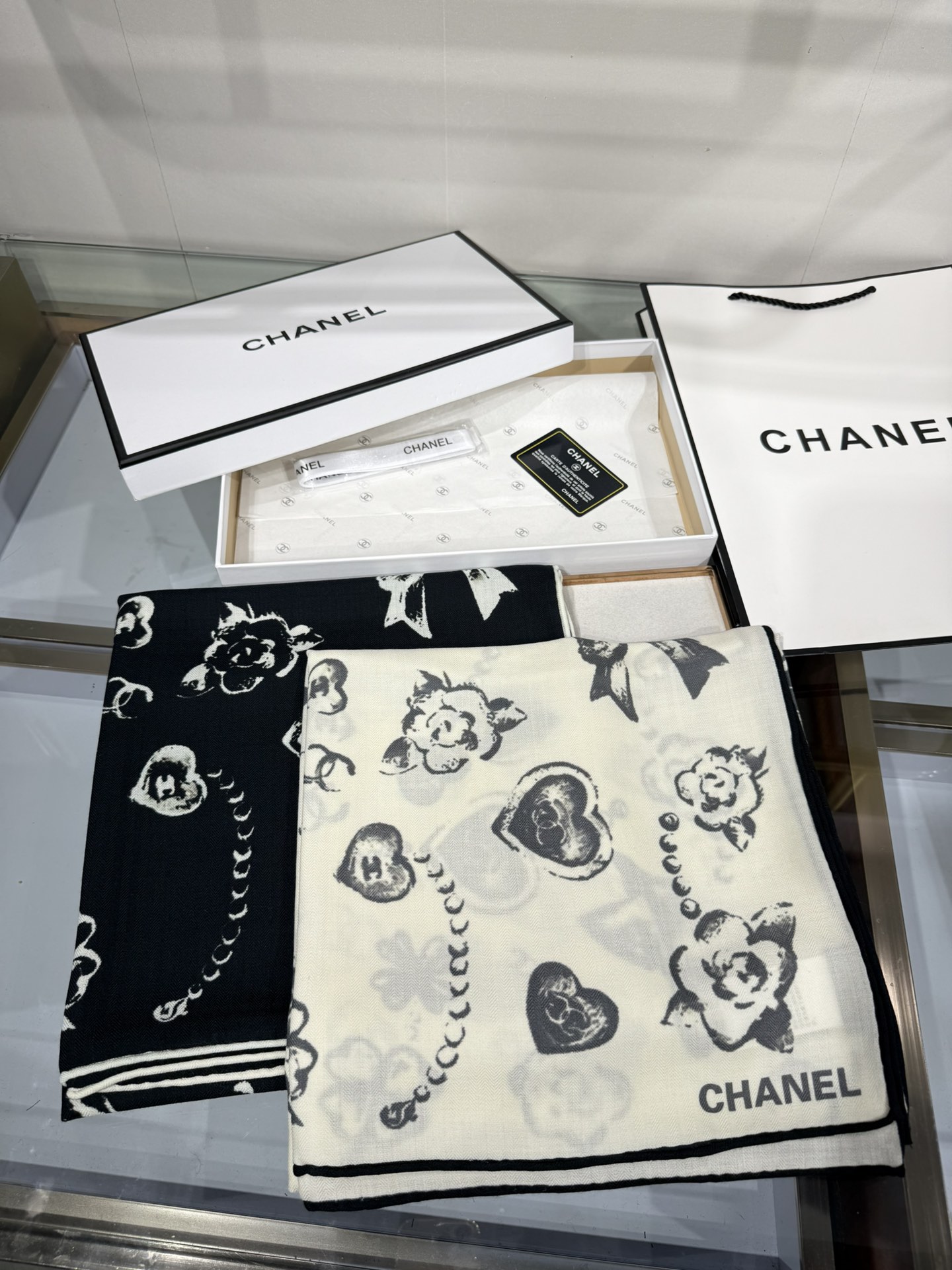 💟Chanel ~25秋冬新品～【爱心珍珠四叶草】
【140双面丝绒披肩】

手工卷边丝绒方巾（30%桑