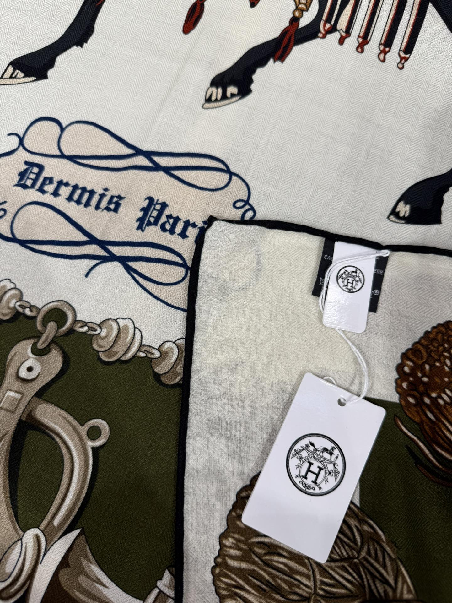 💟2025年秋冬上新💞【双面同色丝毛方巾】手工卷边山羊绒和真丝混纺披肩（70%山羊绒，30%桑蚕丝）
这