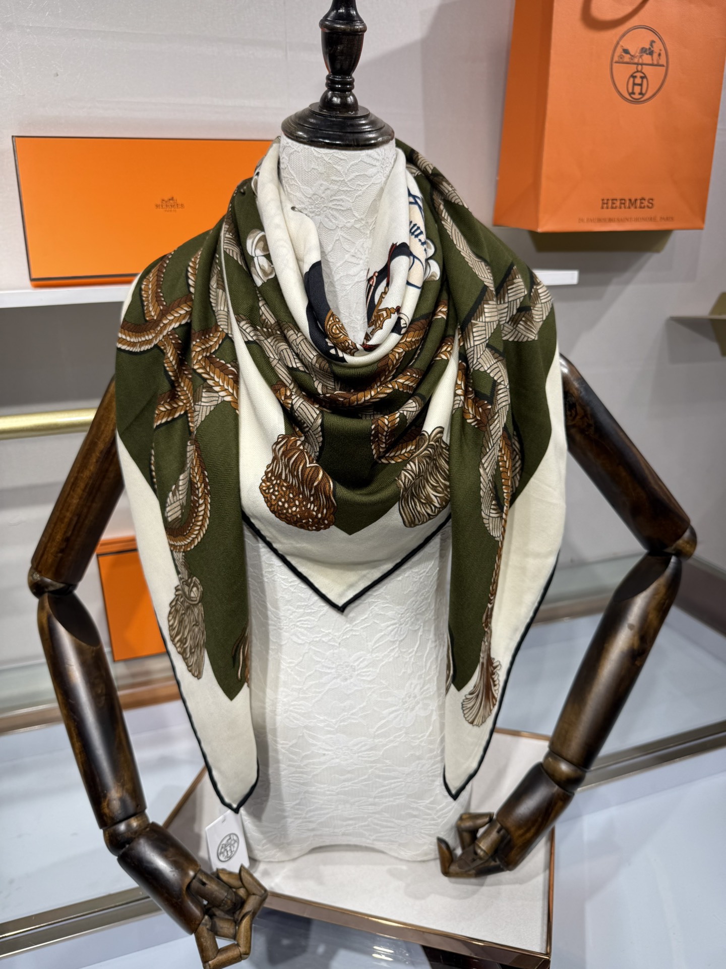 💟2025年秋冬上新💞【双面同色丝毛方巾】手工卷边山羊绒和真丝混纺披肩（70%山羊绒，30%桑蚕丝）
这