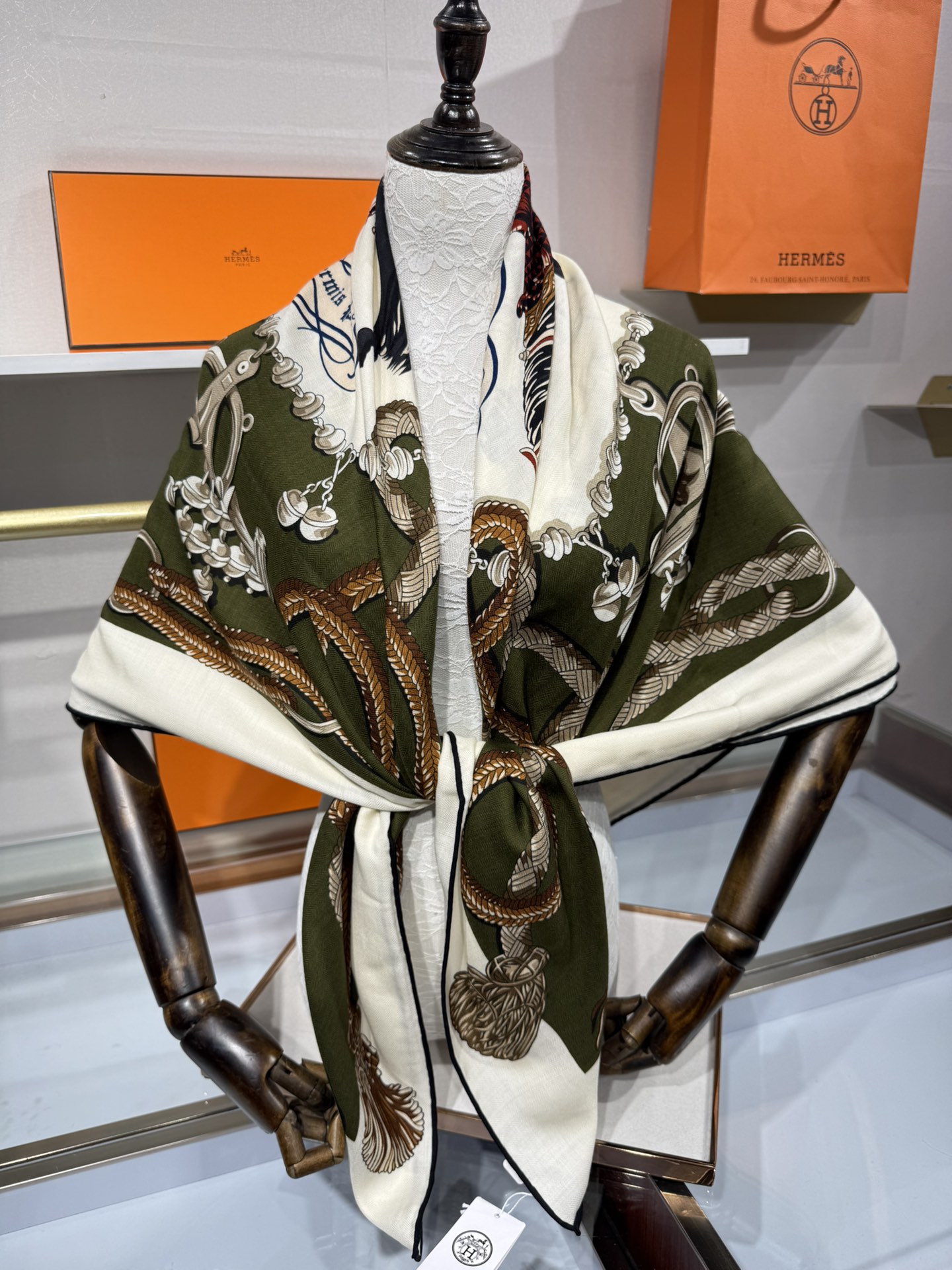 💟2025年秋冬上新💞【双面同色丝毛方巾】手工卷边山羊绒和真丝混纺披肩（70%山羊绒，30%桑蚕丝）
这