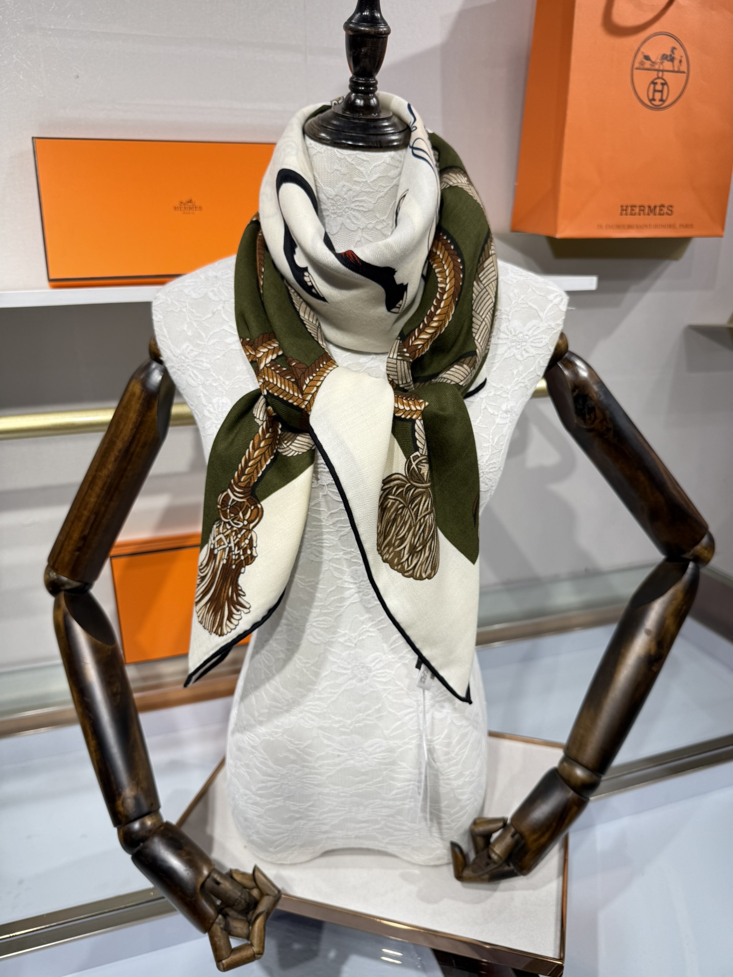 💟2025年秋冬上新💞【双面同色丝毛方巾】手工卷边山羊绒和真丝混纺披肩（70%山羊绒，30%桑蚕丝）
这