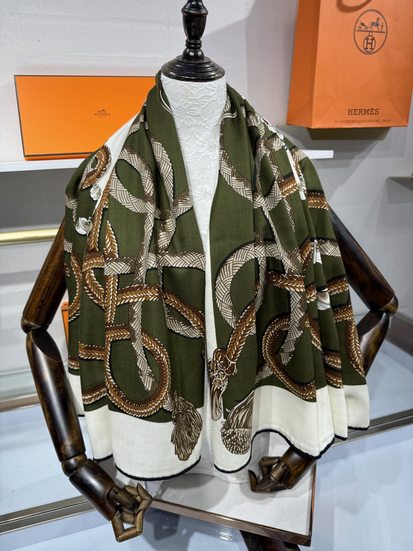 💟2025年秋冬上新💞【双面同色丝毛方巾】手工卷边山羊绒和真丝混纺披肩（70%山羊绒，30%桑蚕丝）
这