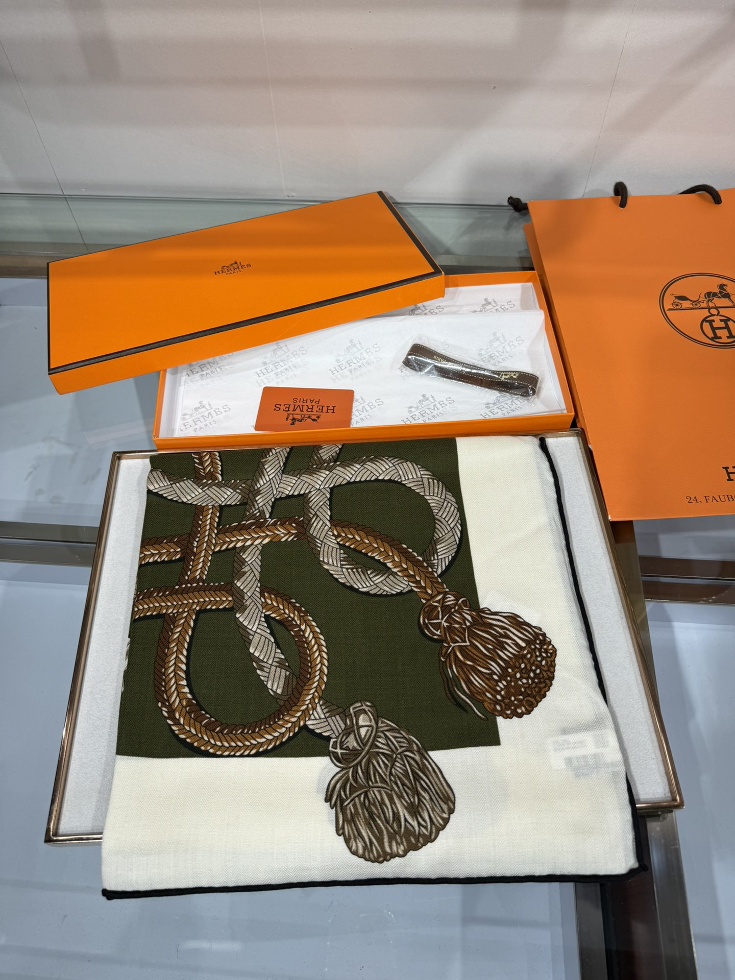 💟2025年秋冬上新💞【双面同色丝毛方巾】手工卷边山羊绒和真丝混纺披肩（70%山羊绒，30%桑蚕丝）
这