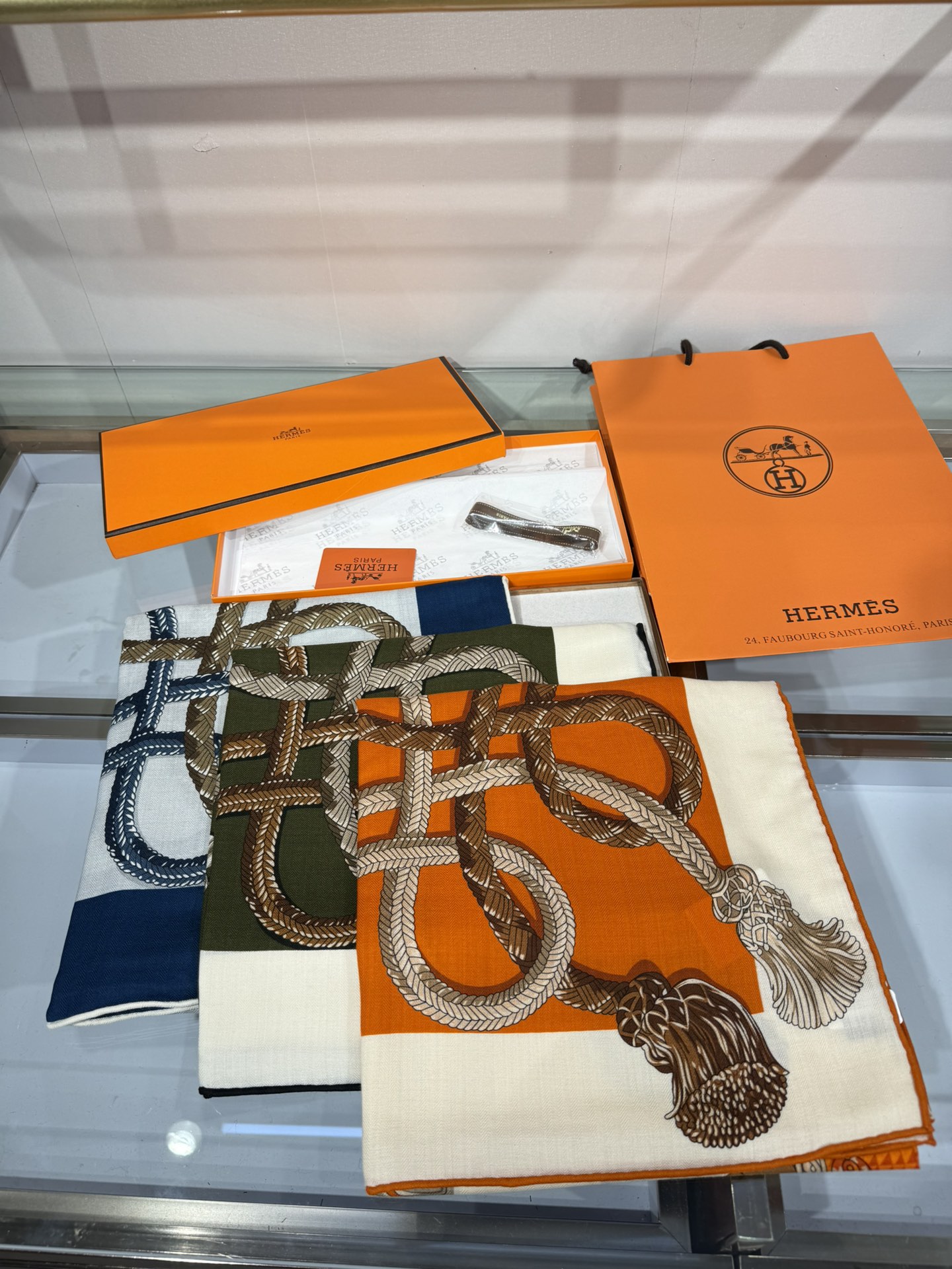 💟2025年秋冬上新💞【双面同色丝毛方巾】手工卷边山羊绒和真丝混纺披肩（70%山羊绒，30%桑蚕丝）
这