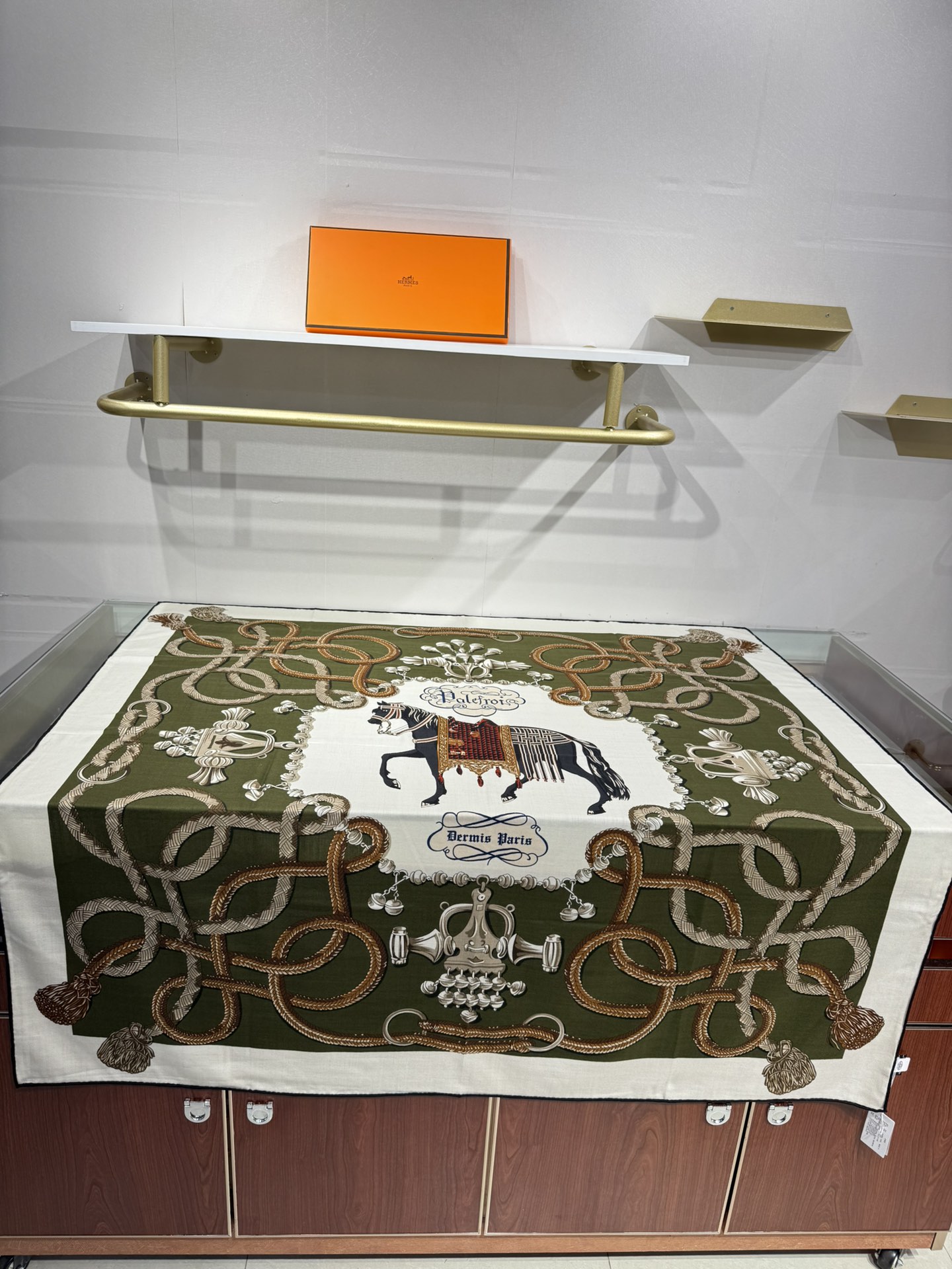 💟2025年秋冬上新💞【双面同色丝毛方巾】手工卷边山羊绒和真丝混纺披肩（70%山羊绒，30%桑蚕丝）
这