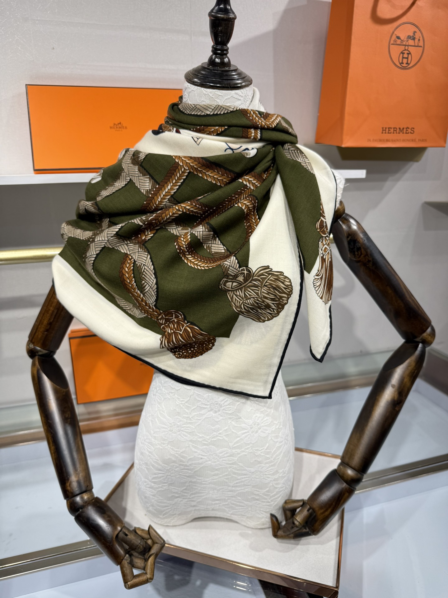 💟2025年秋冬上新💞【双面同色丝毛方巾】手工卷边山羊绒和真丝混纺披肩（70%山羊绒，30%桑蚕丝）
这