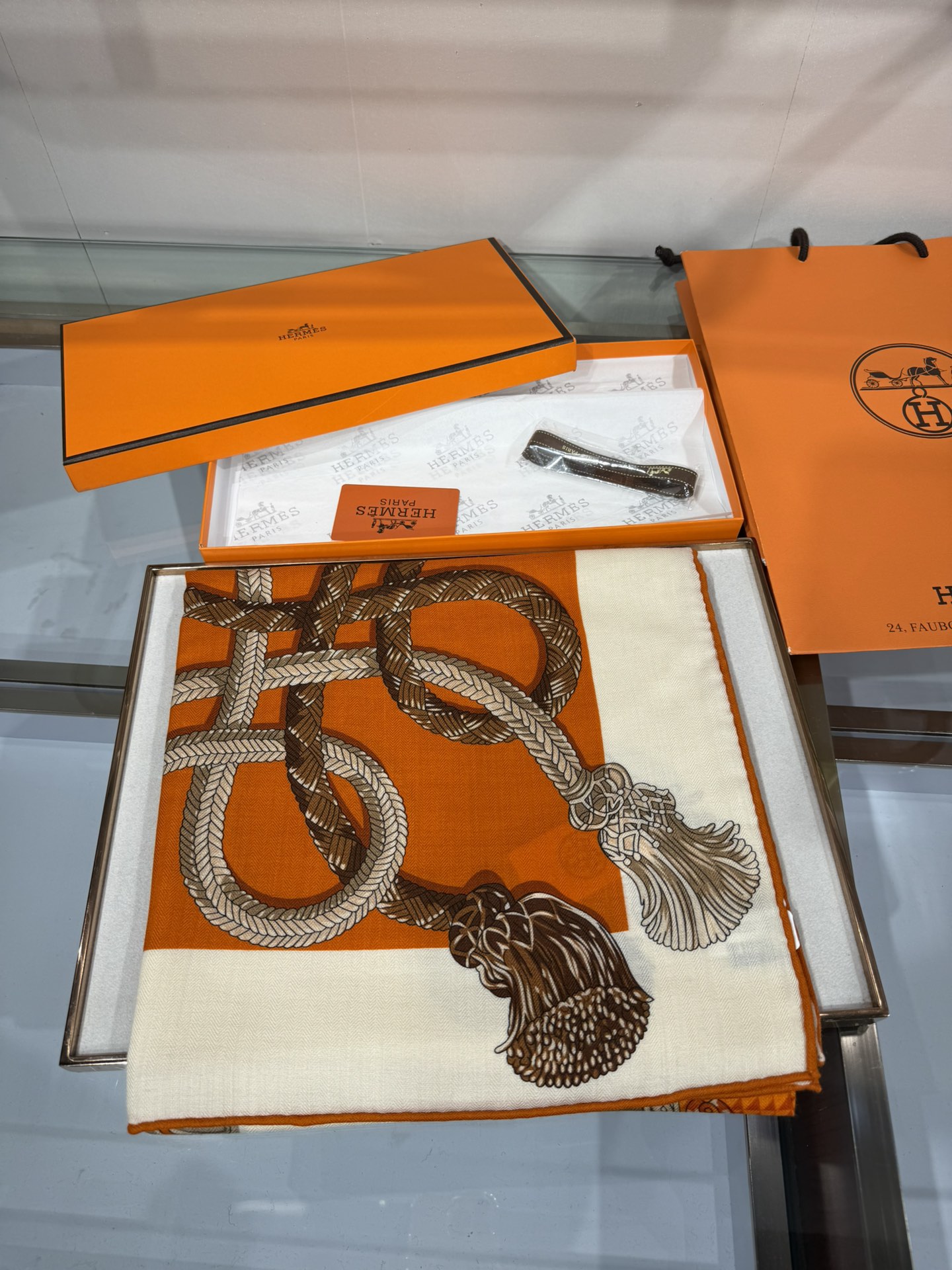 💟2025年秋冬上新💞【双面同色丝毛方巾】手工卷边山羊绒和真丝混纺披肩（70%山羊绒，30%桑蚕丝）
这