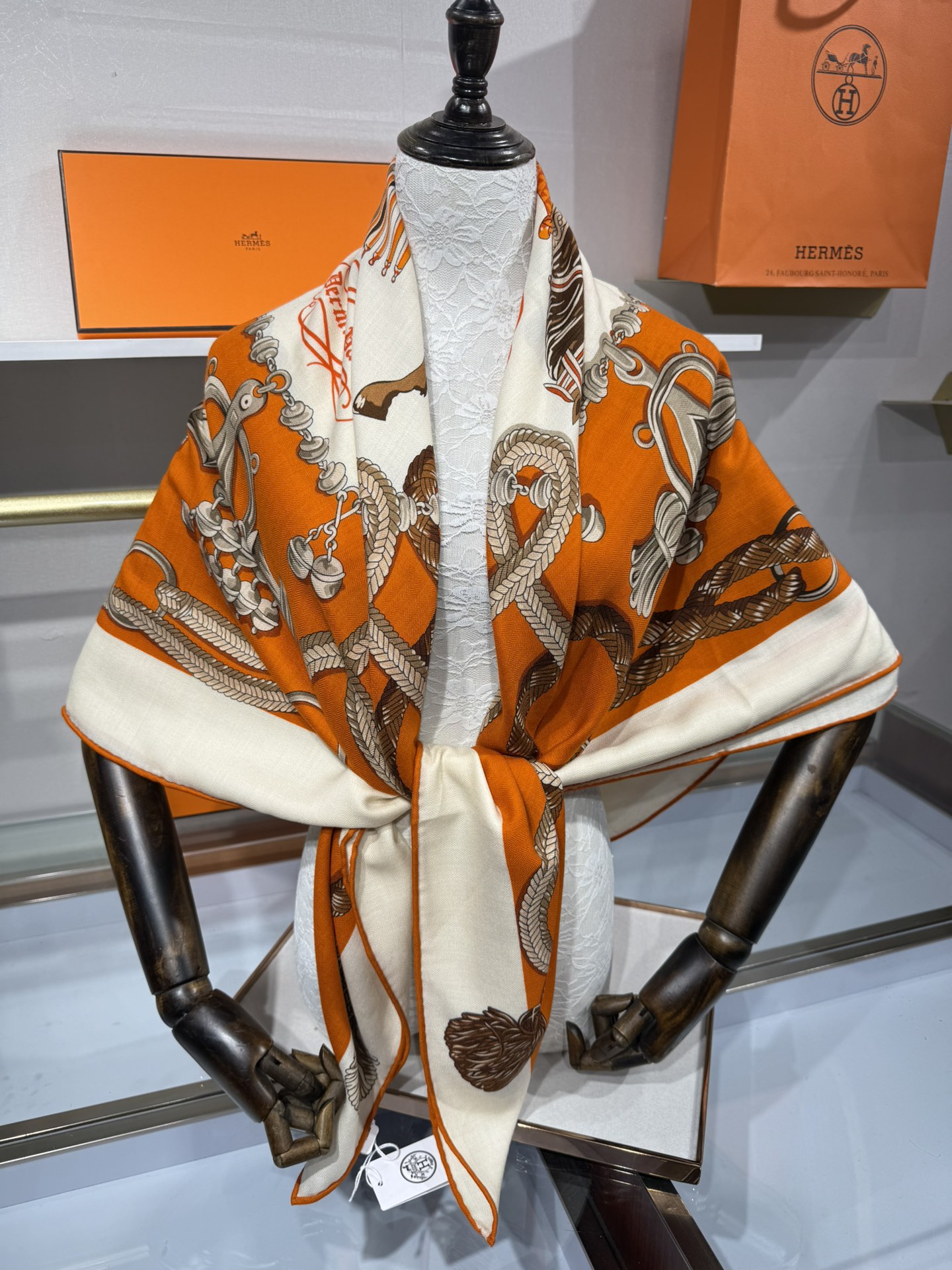 💟2025年秋冬上新💞【双面同色丝毛方巾】手工卷边山羊绒和真丝混纺披肩（70%山羊绒，30%桑蚕丝）
这