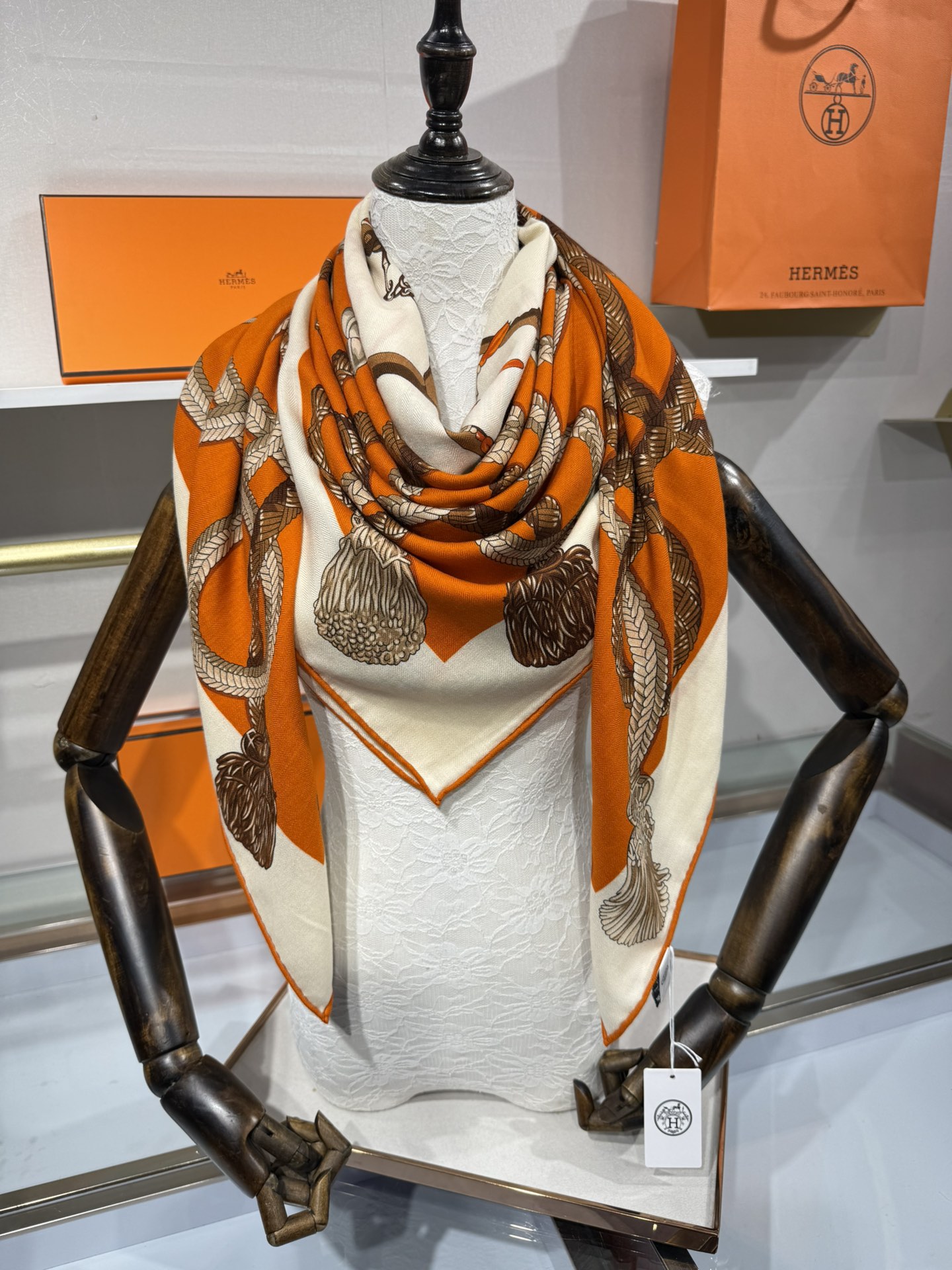 💟2025年秋冬上新💞【双面同色丝毛方巾】手工卷边山羊绒和真丝混纺披肩（70%山羊绒，30%桑蚕丝）
这