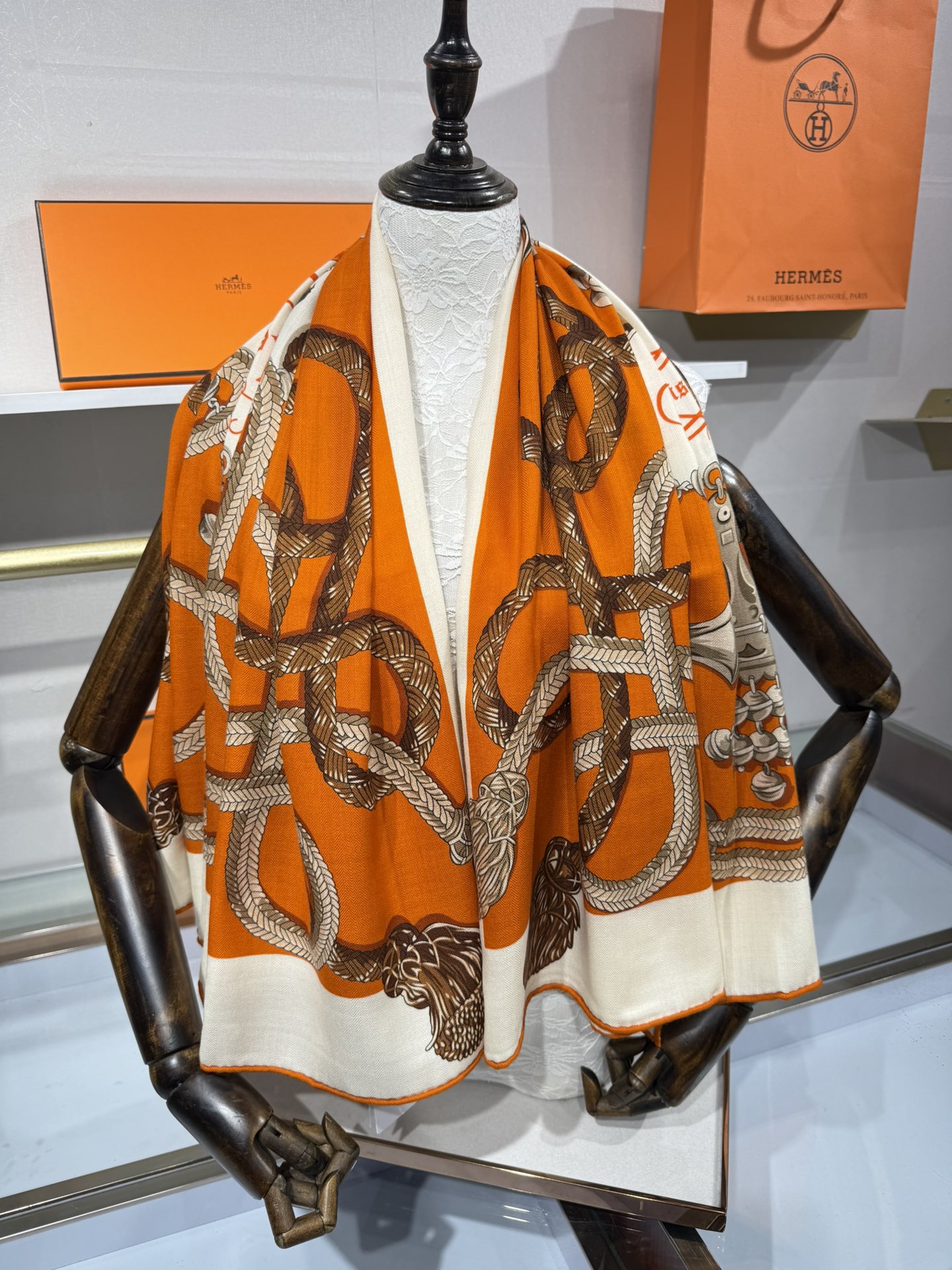 💟2025年秋冬上新💞【双面同色丝毛方巾】手工卷边山羊绒和真丝混纺披肩（70%山羊绒，30%桑蚕丝）
这