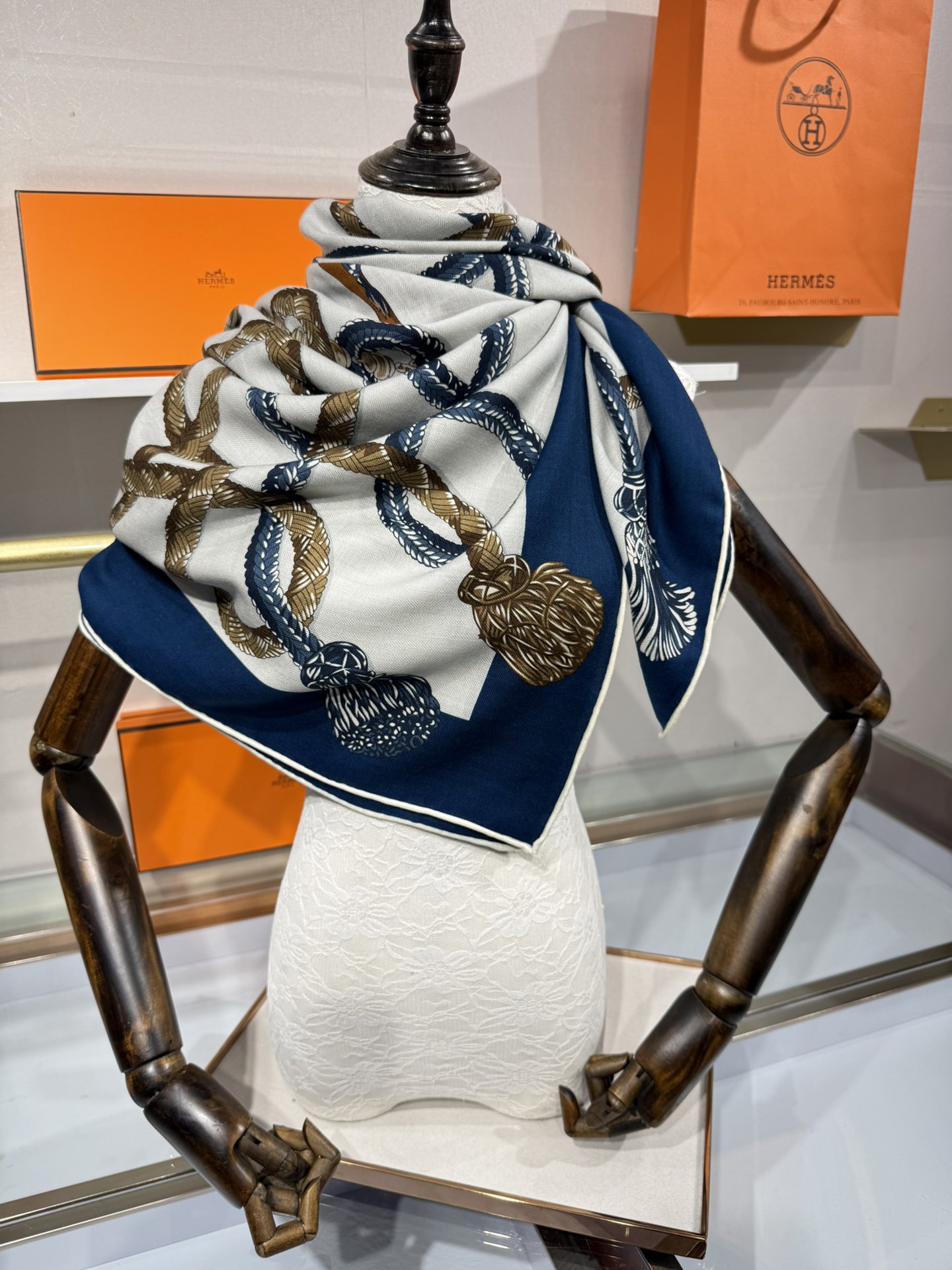 💟2025年秋冬上新💞【双面同色丝毛方巾】手工卷边山羊绒和真丝混纺披肩（70%山羊绒，30%桑蚕丝）
这