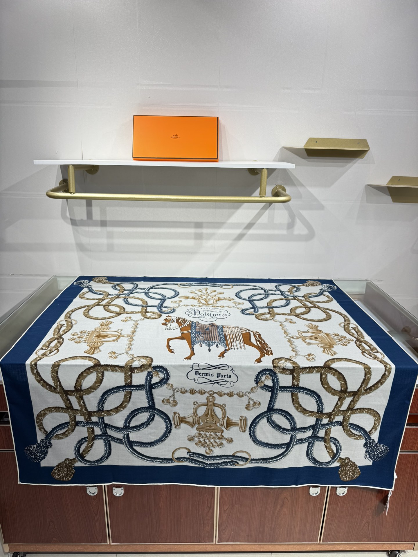 💟2025年秋冬上新💞【双面同色丝毛方巾】手工卷边山羊绒和真丝混纺披肩（70%山羊绒，30%桑蚕丝）
这