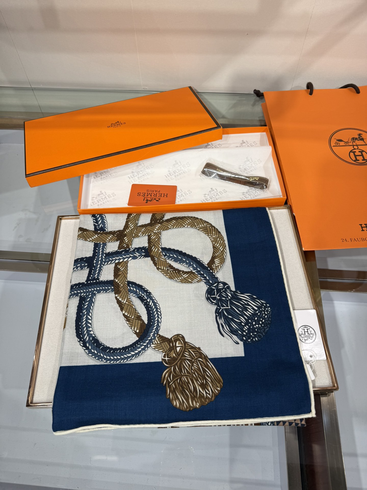 💟2025年秋冬上新💞【双面同色丝毛方巾】手工卷边山羊绒和真丝混纺披肩（70%山羊绒，30%桑蚕丝）
这