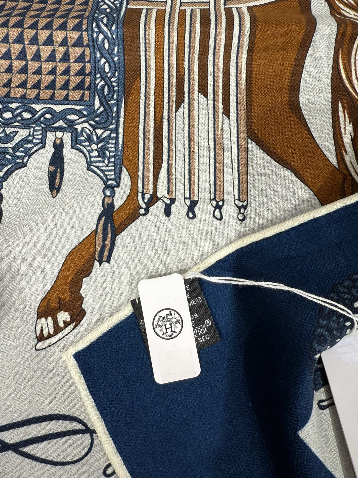 💟2025年秋冬上新💞【双面同色丝毛方巾】手工卷边山羊绒和真丝混纺披肩（70%山羊绒，30%桑蚕丝）
这