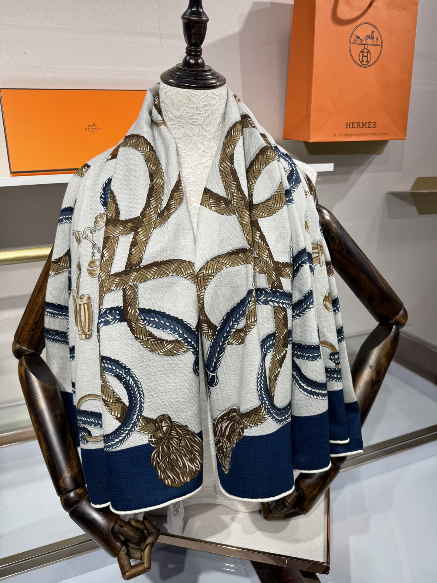 💟2025年秋冬上新💞【双面同色丝毛方巾】手工卷边山羊绒和真丝混纺披肩（70%山羊绒，30%桑蚕丝）
这