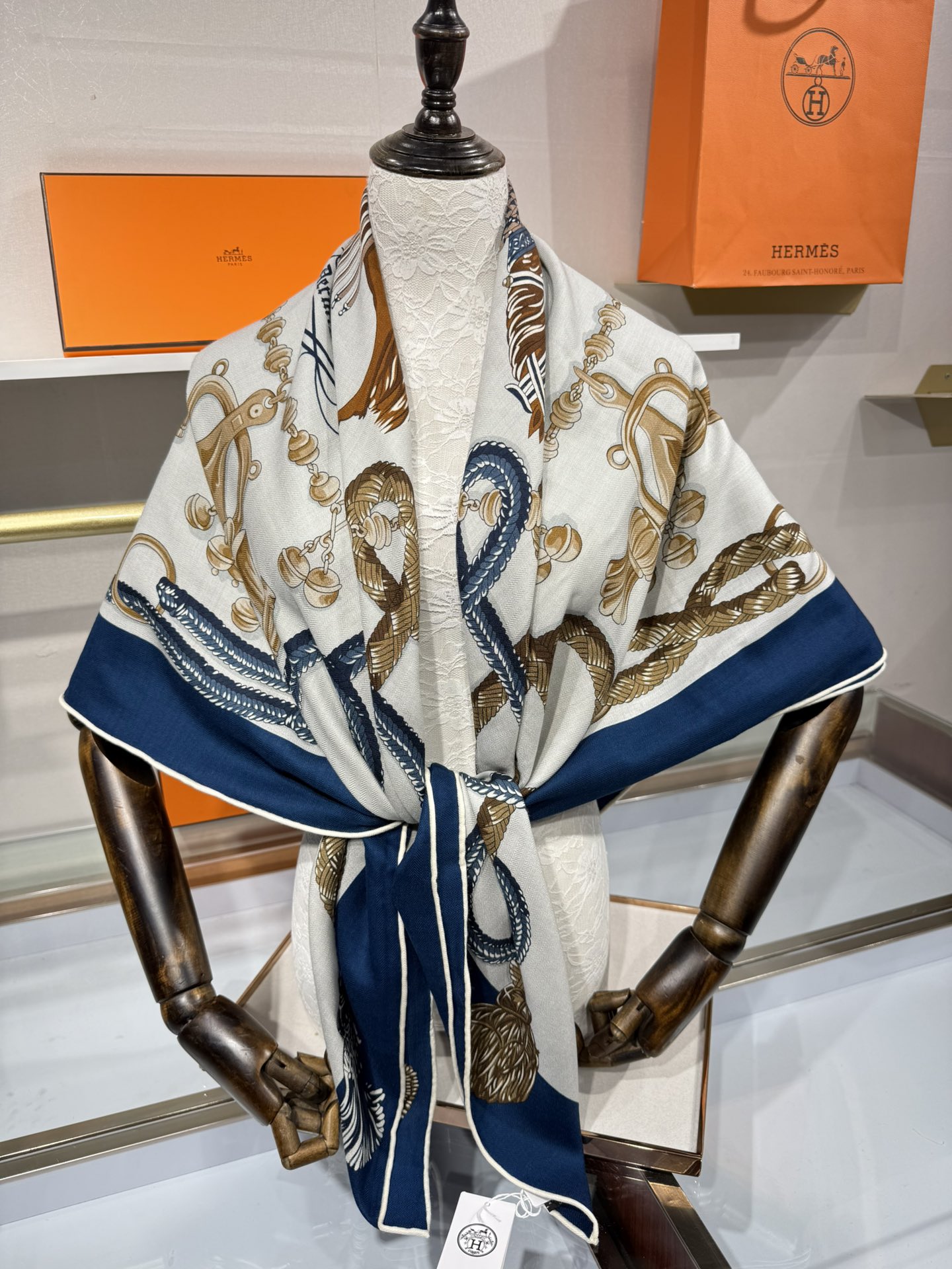 💟2025年秋冬上新💞【双面同色丝毛方巾】手工卷边山羊绒和真丝混纺披肩（70%山羊绒，30%桑蚕丝）
这