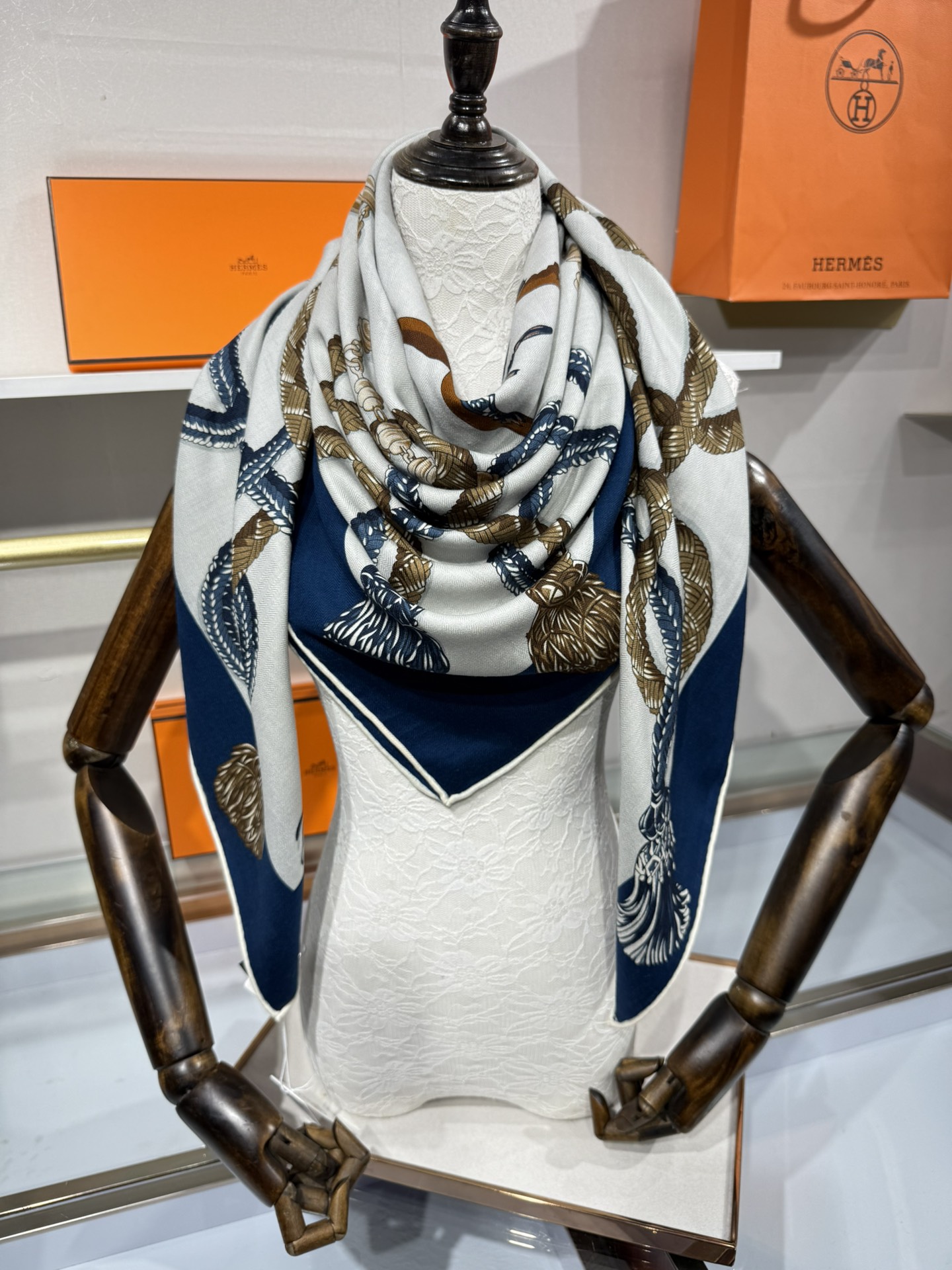 💟2025年秋冬上新💞【双面同色丝毛方巾】手工卷边山羊绒和真丝混纺披肩（70%山羊绒，30%桑蚕丝）
这