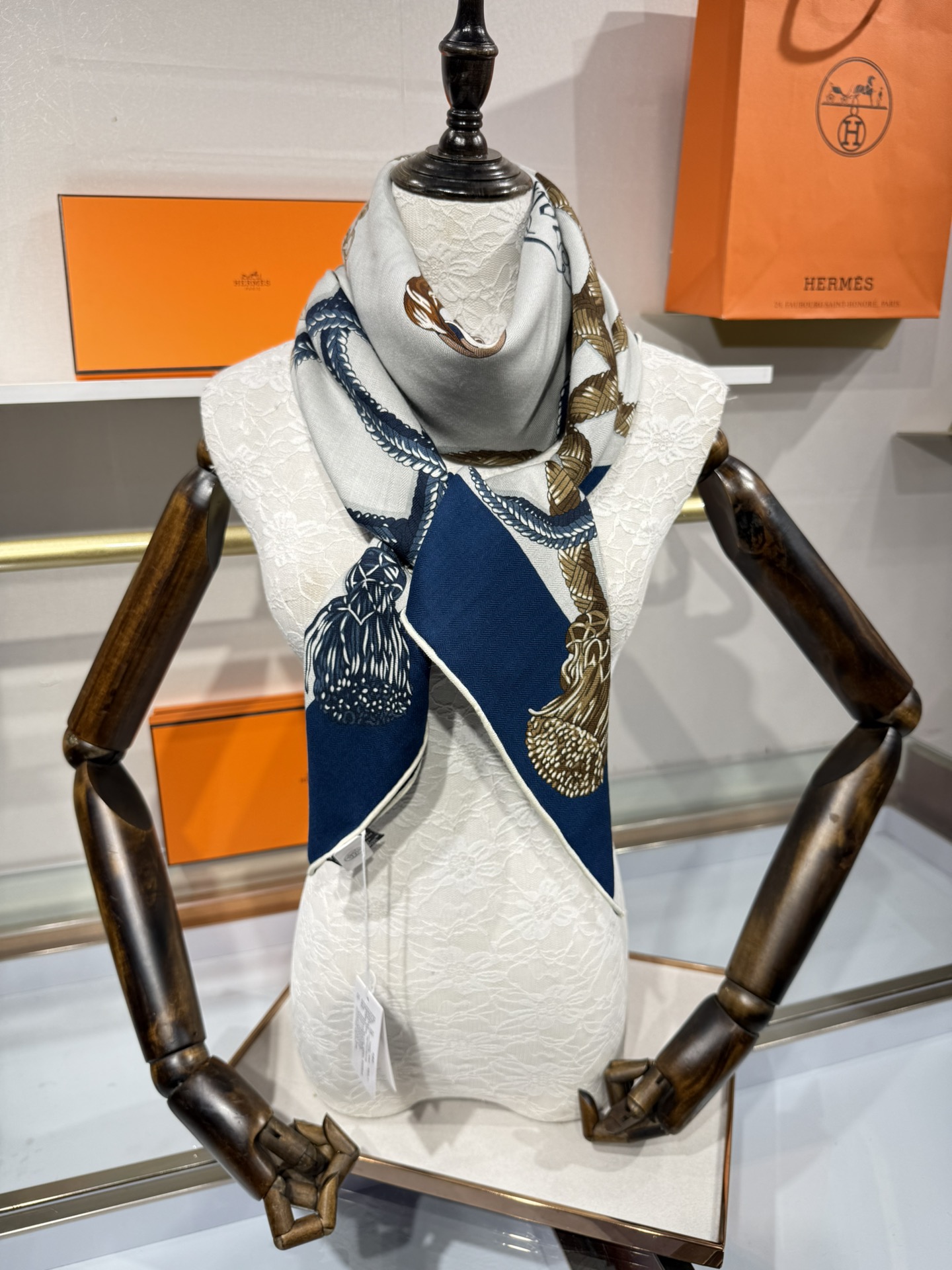 💟2025年秋冬上新💞【双面同色丝毛方巾】手工卷边山羊绒和真丝混纺披肩（70%山羊绒，30%桑蚕丝）
这