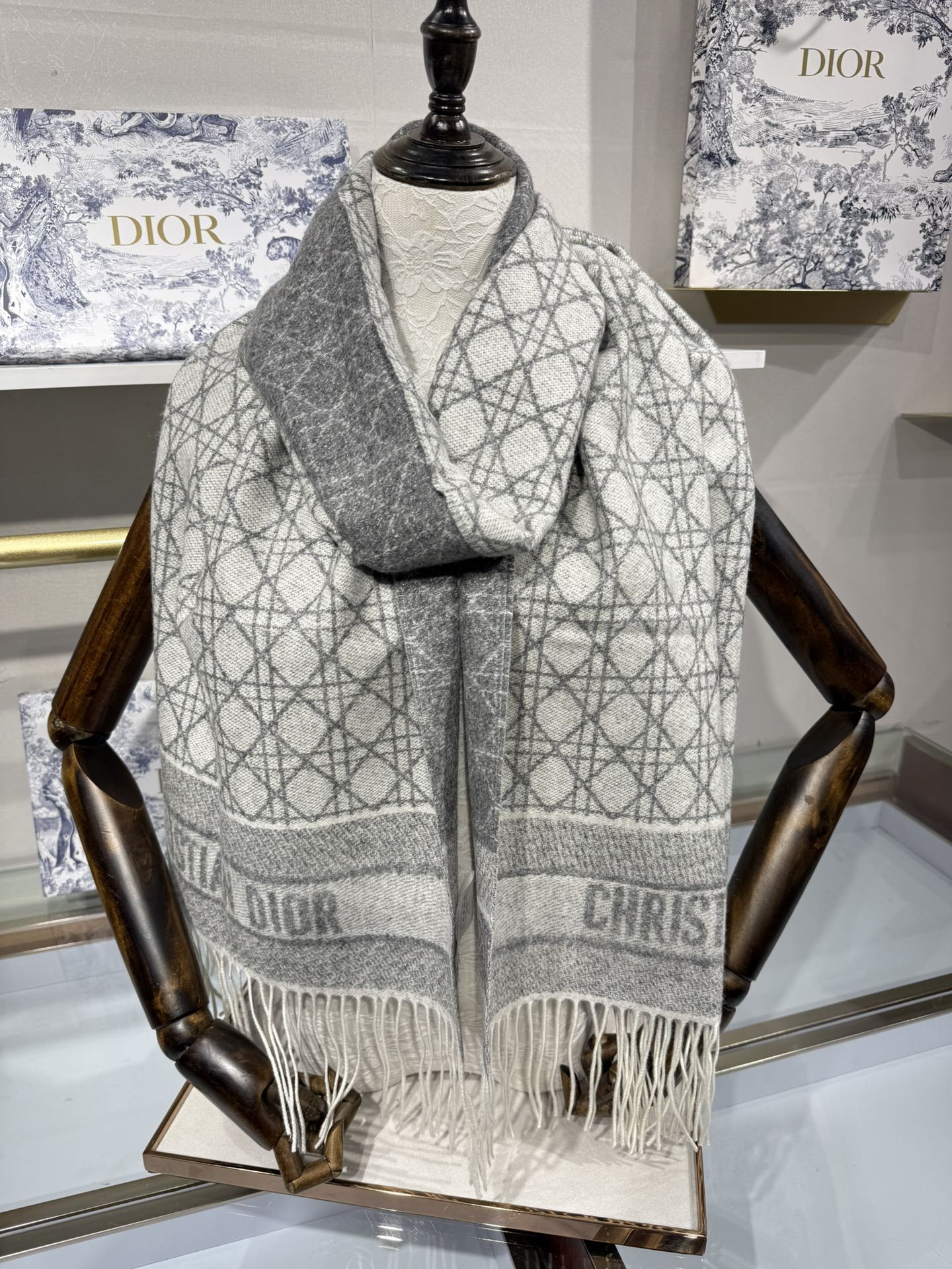 💟2025年秋冬新款CD新款菱格银丝羊绒双面提花大披肩‼️
Blingbling 的银光闪闪，柔软亲肤，