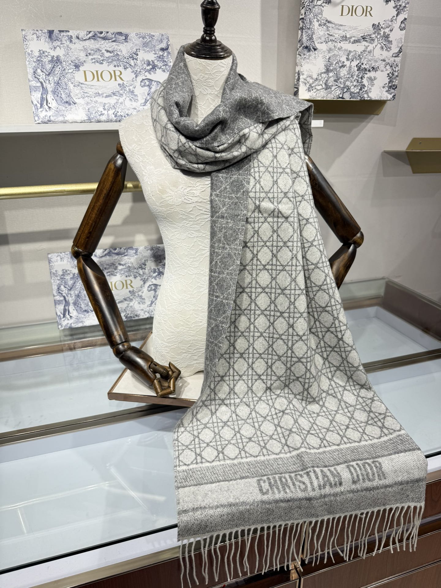 💟2025年秋冬新款CD新款菱格银丝羊绒双面提花大披肩‼️
Blingbling 的银光闪闪，柔软亲肤，