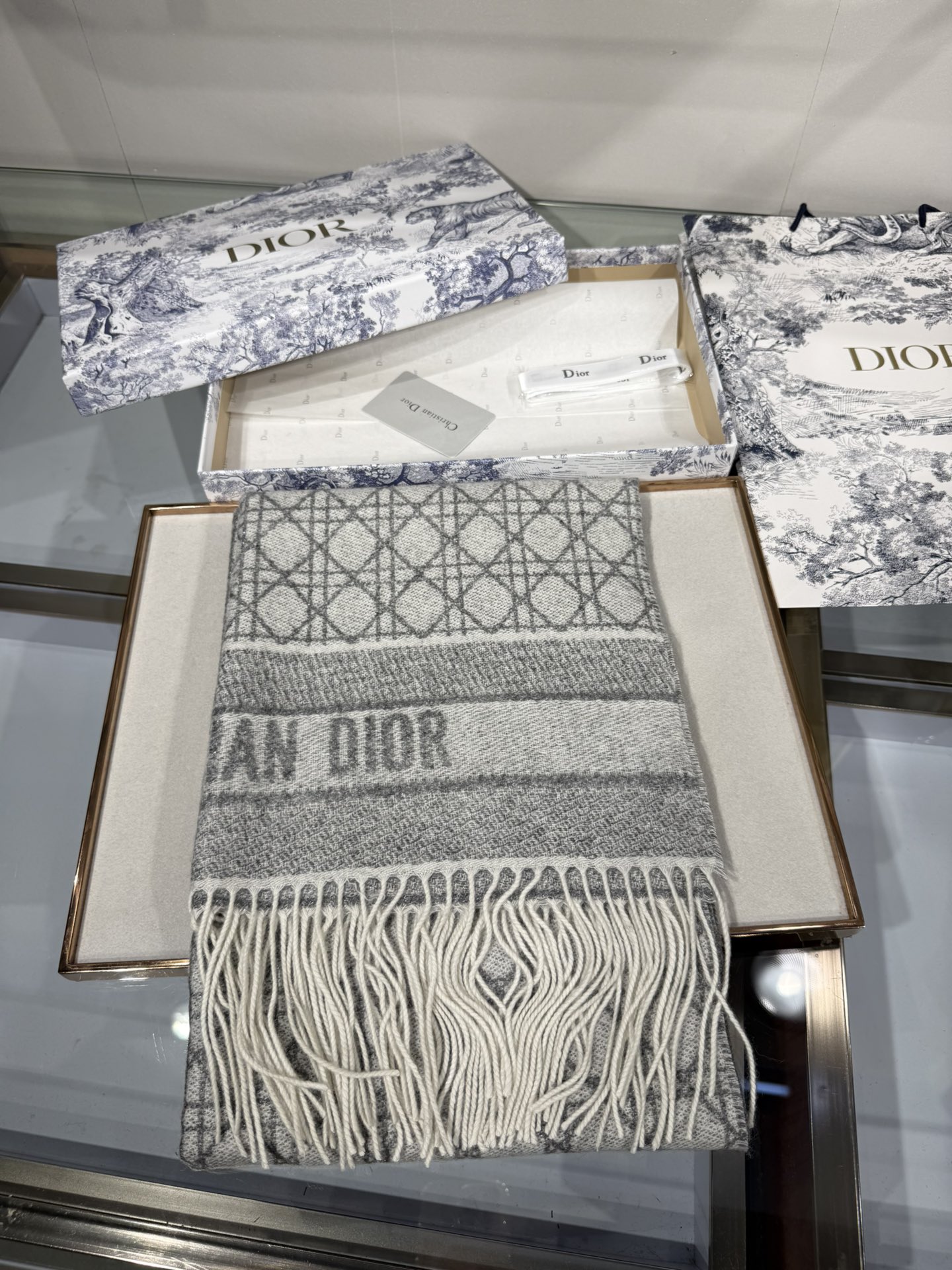 💟2025年秋冬新款CD新款菱格银丝羊绒双面提花大披肩‼️
Blingbling 的银光闪闪，柔软亲肤，