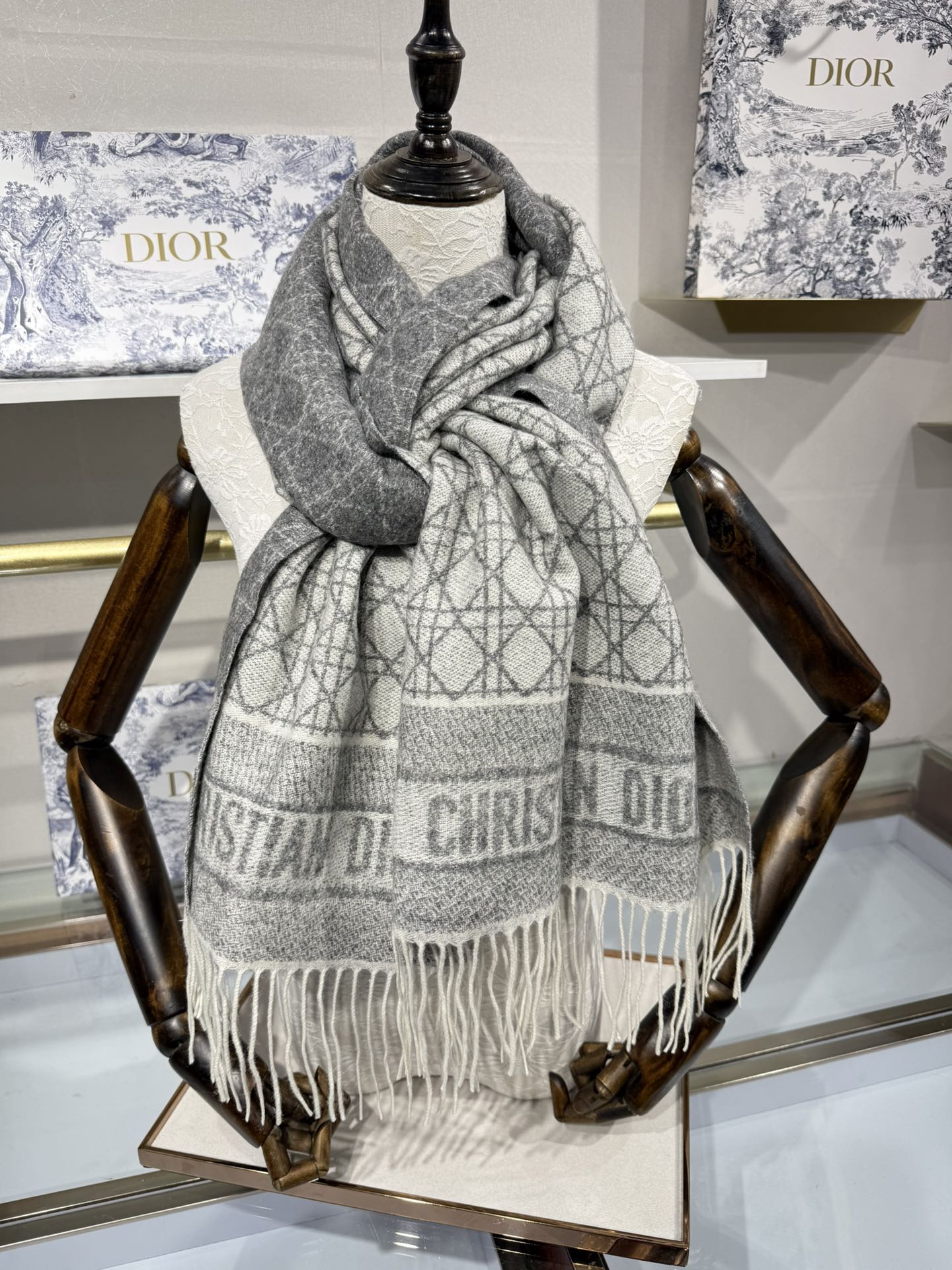 💟2025年秋冬新款CD新款菱格银丝羊绒双面提花大披肩‼️
Blingbling 的银光闪闪，柔软亲肤，