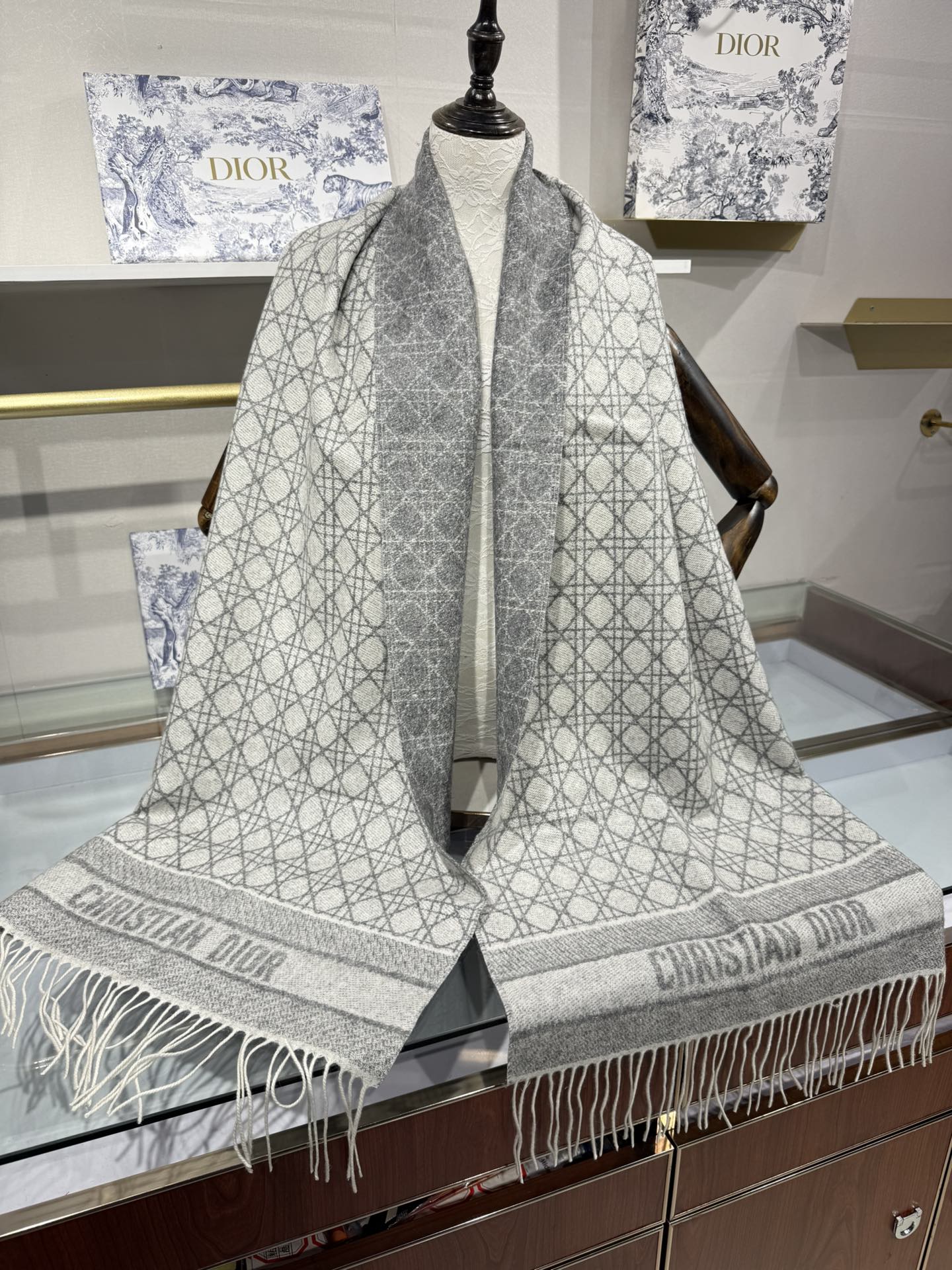 💟2025年秋冬新款CD新款菱格银丝羊绒双面提花大披肩‼️
Blingbling 的银光闪闪，柔软亲肤，