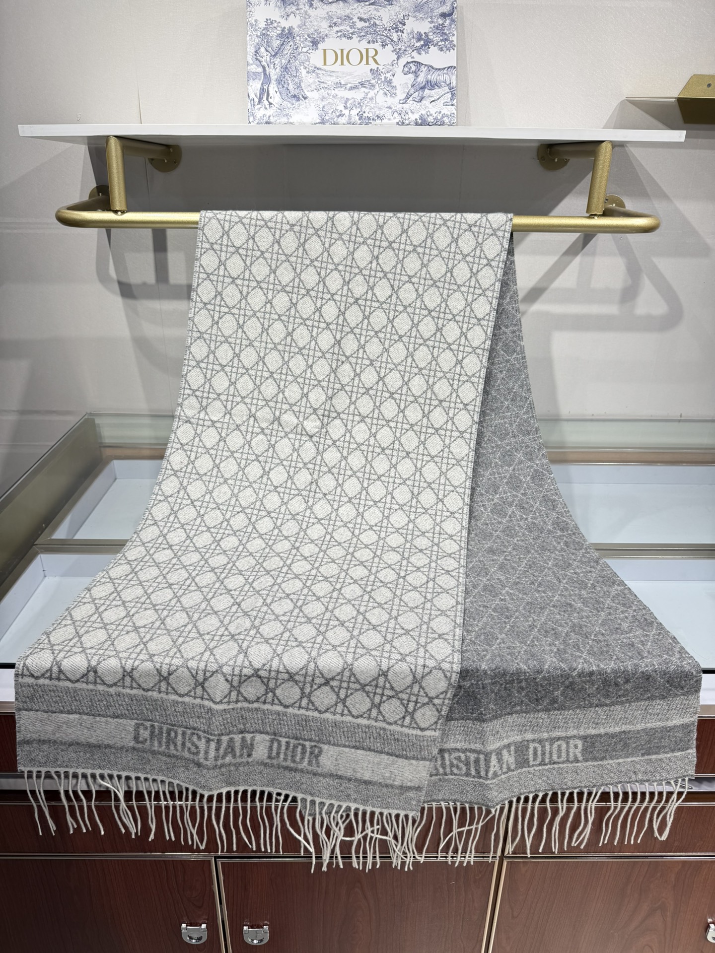 💟2025年秋冬新款CD新款菱格银丝羊绒双面提花大披肩‼️
Blingbling 的银光闪闪，柔软亲肤，