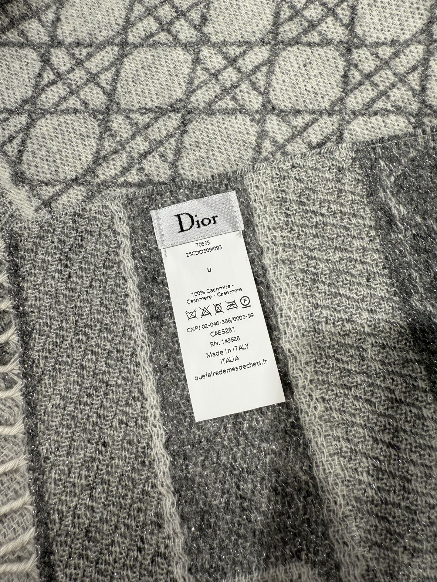 💟2025年秋冬新款CD新款菱格银丝羊绒双面提花大披肩‼️
Blingbling 的银光闪闪，柔软亲肤，