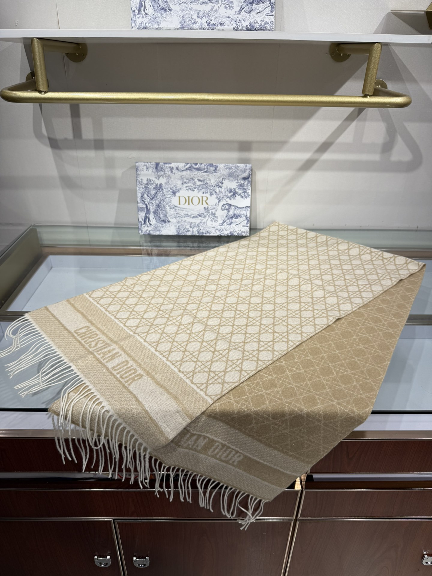 💟2025年秋冬新款CD新款菱格银丝羊绒双面提花大披肩‼️
Blingbling 的银光闪闪，柔软亲肤，