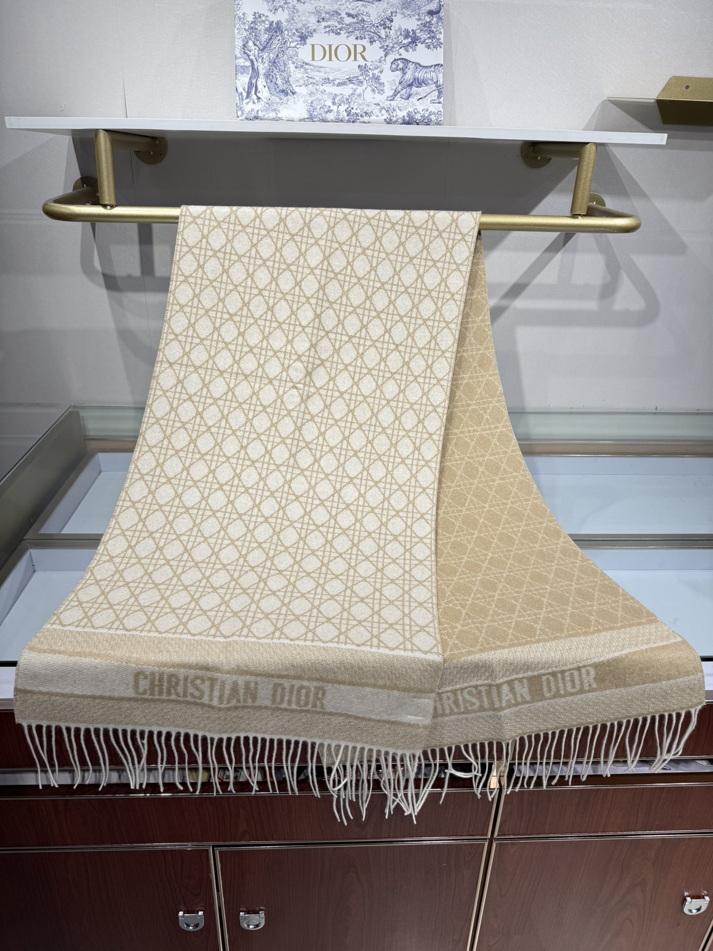 💟2025年秋冬新款CD新款菱格银丝羊绒双面提花大披肩‼️
Blingbling 的银光闪闪，柔软亲肤，