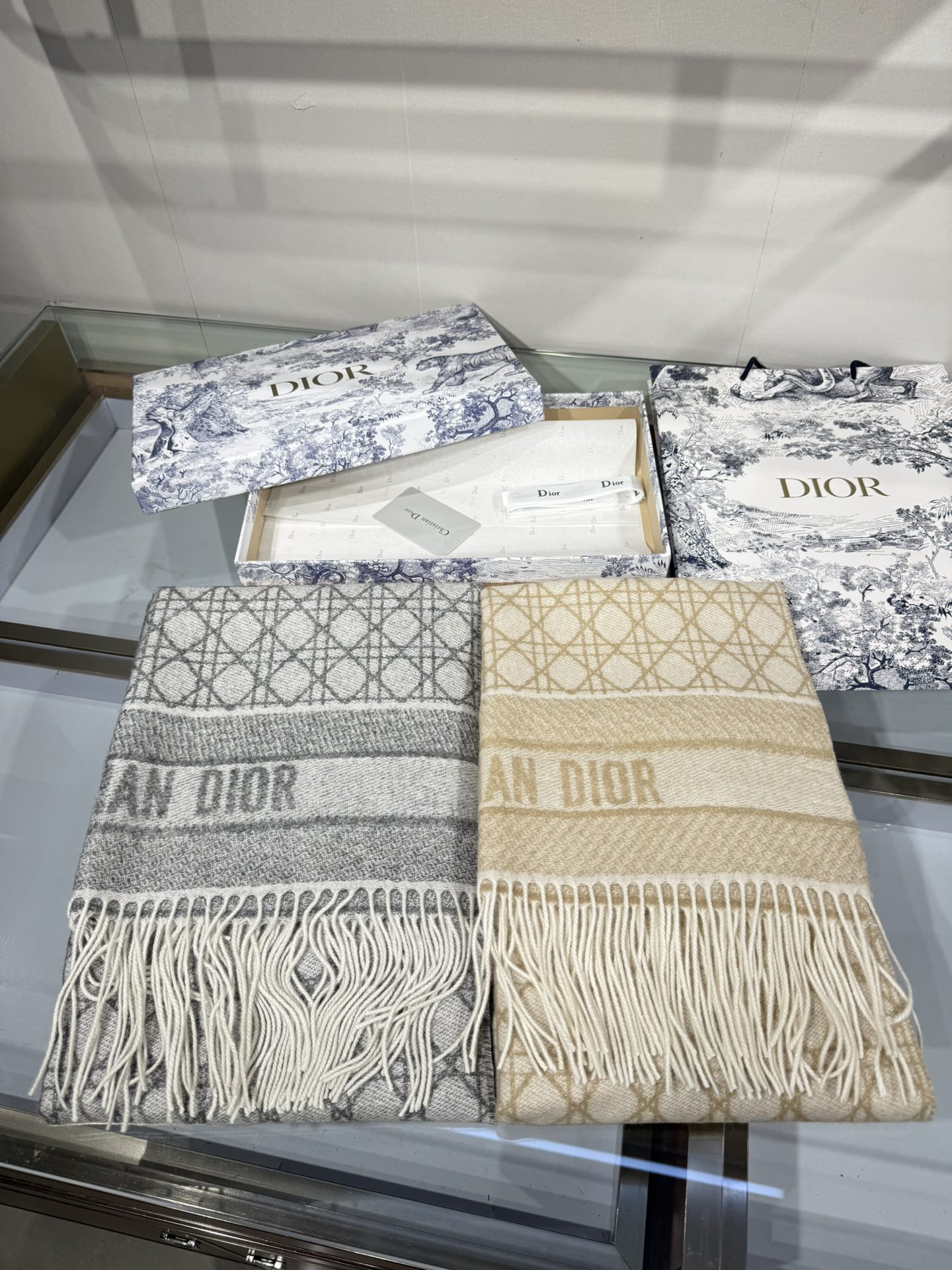 💟2025年秋冬新款CD新款菱格银丝羊绒双面提花大披肩‼️
Blingbling 的银光闪闪，柔软亲肤，